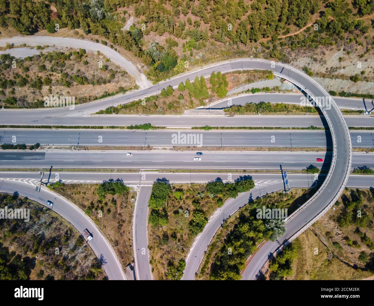 Thessaloniki, Grecia paesaggio di traffico di interscambio sulla circonvallazione interna di Periferiaki. Parte superiore dello svincolo autostradale per stack multilivello europeo. Foto Stock