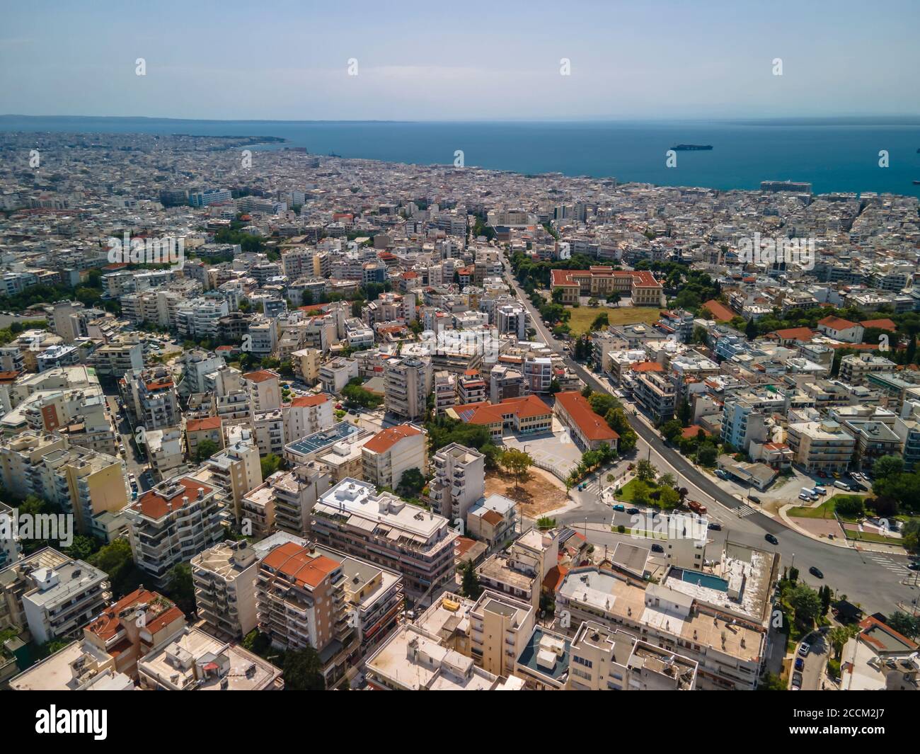 Thessaloniki, Grecia drone aereo vista panoramica di Tumba edifici borgo tetti. Giorno top panorama della città europea con appartamenti residenziali. Foto Stock