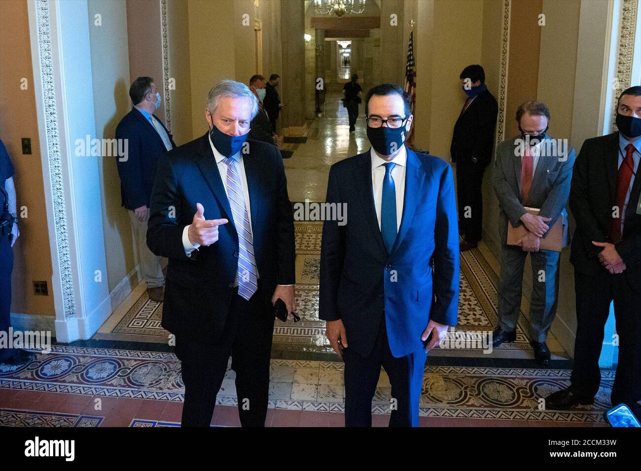 -Washington, Distretto di Columbia - 20200723 Mark Meadows, Assistente del Presidente e Capo dello Stato maggiore, e Segretario del Tesoro degli Stati Uniti Steven T. Mnuchin parlano con i membri dei media dopo un incontro con il leader della maggioranza del Senato Mitch McConnell (Repubblicano del Kentucky). La Casa Bianca ha raggiunto un accordo con i legislatori sul prossimo pacchetto di aiuti Coronavirus, che non includerà una vacanza fiscale sui salari. Mnuchin -PHOTO by: Stefani Reynolds/CNP/startraksphoto.com -072320 meadows-mnuchin 003 questa è un'immagine editoriale gestita da diritti. Pleas Foto Stock