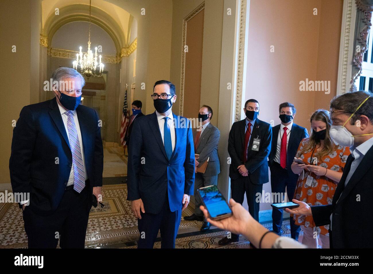 -Washington, Distretto di Columbia - 20200723 Mark Meadows, Assistente del Presidente e Capo dello Stato maggiore, e Segretario del Tesoro degli Stati Uniti Steven T. Mnuchin parlano con i membri dei media dopo un incontro con il leader della maggioranza del Senato Mitch McConnell (Repubblicano del Kentucky). La Casa Bianca ha raggiunto un accordo con i legislatori sul prossimo pacchetto di aiuti Coronavirus, che non includerà una vacanza fiscale sui salari. Mnuchin -PHOTO by: Stefani Reynolds/CNP/startraksphoto.com -072320 meadows-mnuchin 005 questa è un'immagine editoriale gestita da diritti. Pleas Foto Stock