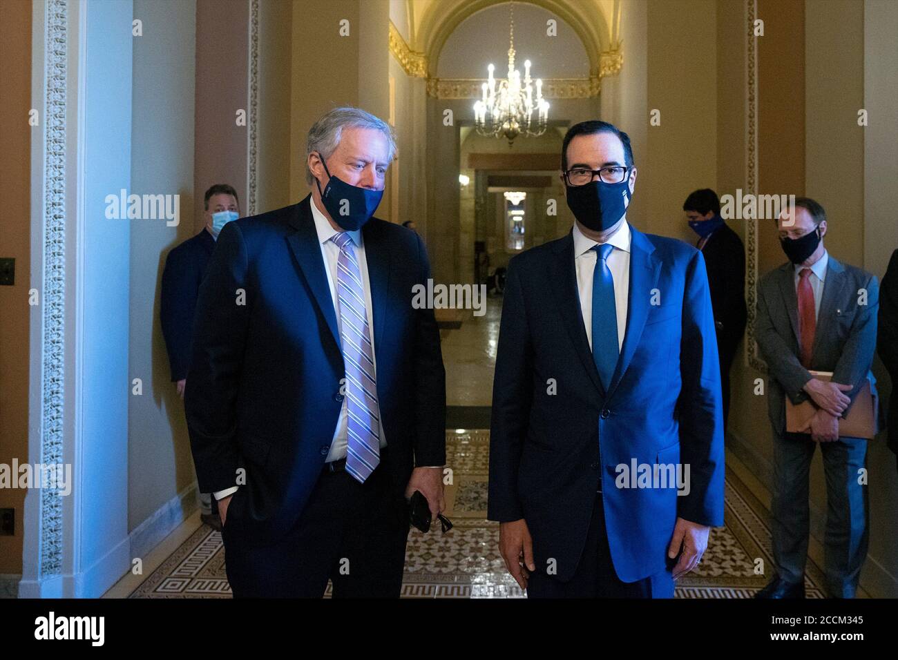 -Washington, Distretto di Columbia - 20200723 Mark Meadows, Assistente del Presidente e Capo dello Stato maggiore, e Segretario del Tesoro degli Stati Uniti Steven T. Mnuchin parlano con i membri dei media dopo un incontro con il leader della maggioranza del Senato Mitch McConnell (Repubblicano del Kentucky). La Casa Bianca ha raggiunto un accordo con i legislatori sul prossimo pacchetto di aiuti Coronavirus, che non includerà una vacanza fiscale sui salari. Mnuchin -PHOTO by: Stefani Reynolds/CNP/startraksphoto.com -072320 meadows-mnuchin 004 questa è un'immagine editoriale gestita da diritti. Pleas Foto Stock