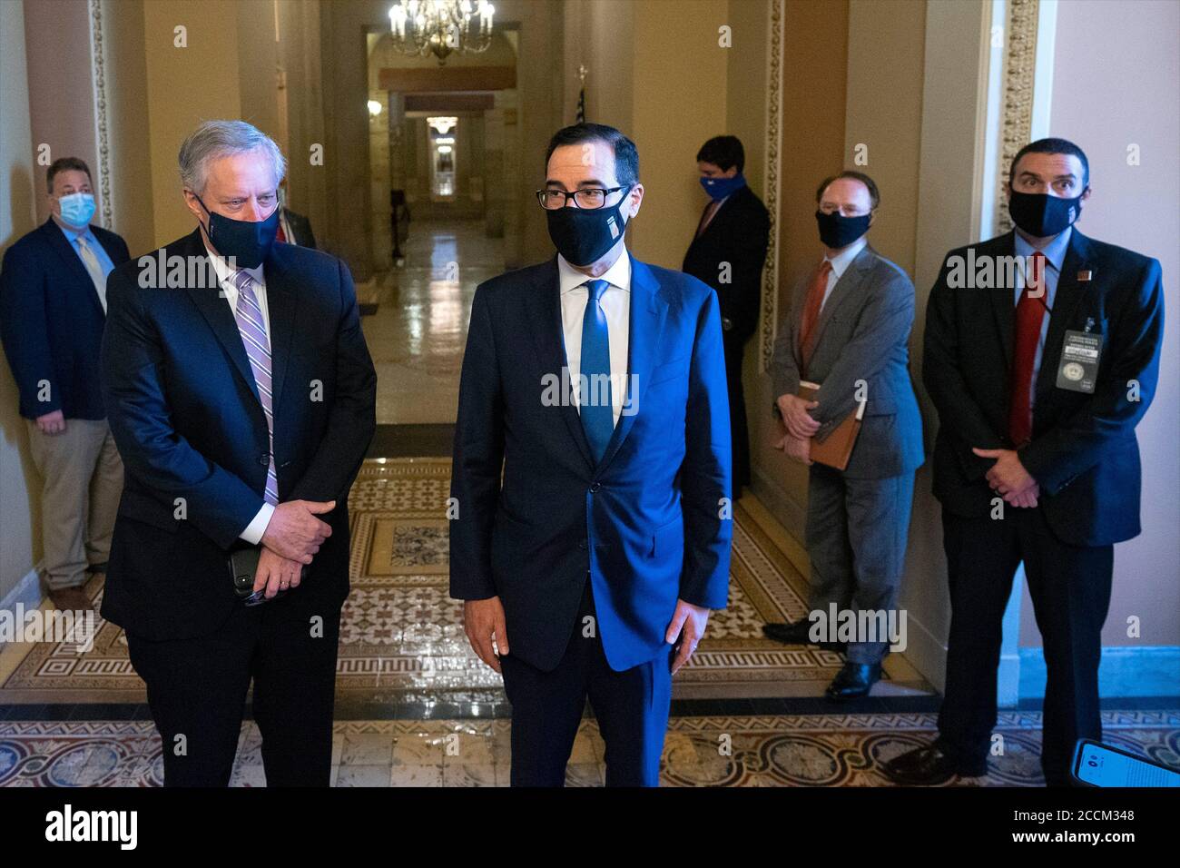 -Washington, Distretto di Columbia - 20200723 Mark Meadows, Assistente del Presidente e Capo dello Stato maggiore, e Segretario del Tesoro degli Stati Uniti Steven T. Mnuchin parlano con i membri dei media dopo un incontro con il leader della maggioranza del Senato Mitch McConnell (Repubblicano del Kentucky). La Casa Bianca ha raggiunto un accordo con i legislatori sul prossimo pacchetto di aiuti Coronavirus, che non includerà una vacanza fiscale sui salari. Mnuchin -PHOTO by: Stefani Reynolds/CNP/startraksphoto.com -072320 meadows-mnuchin 001 questa è un'immagine editoriale gestita da diritti. Pleas Foto Stock