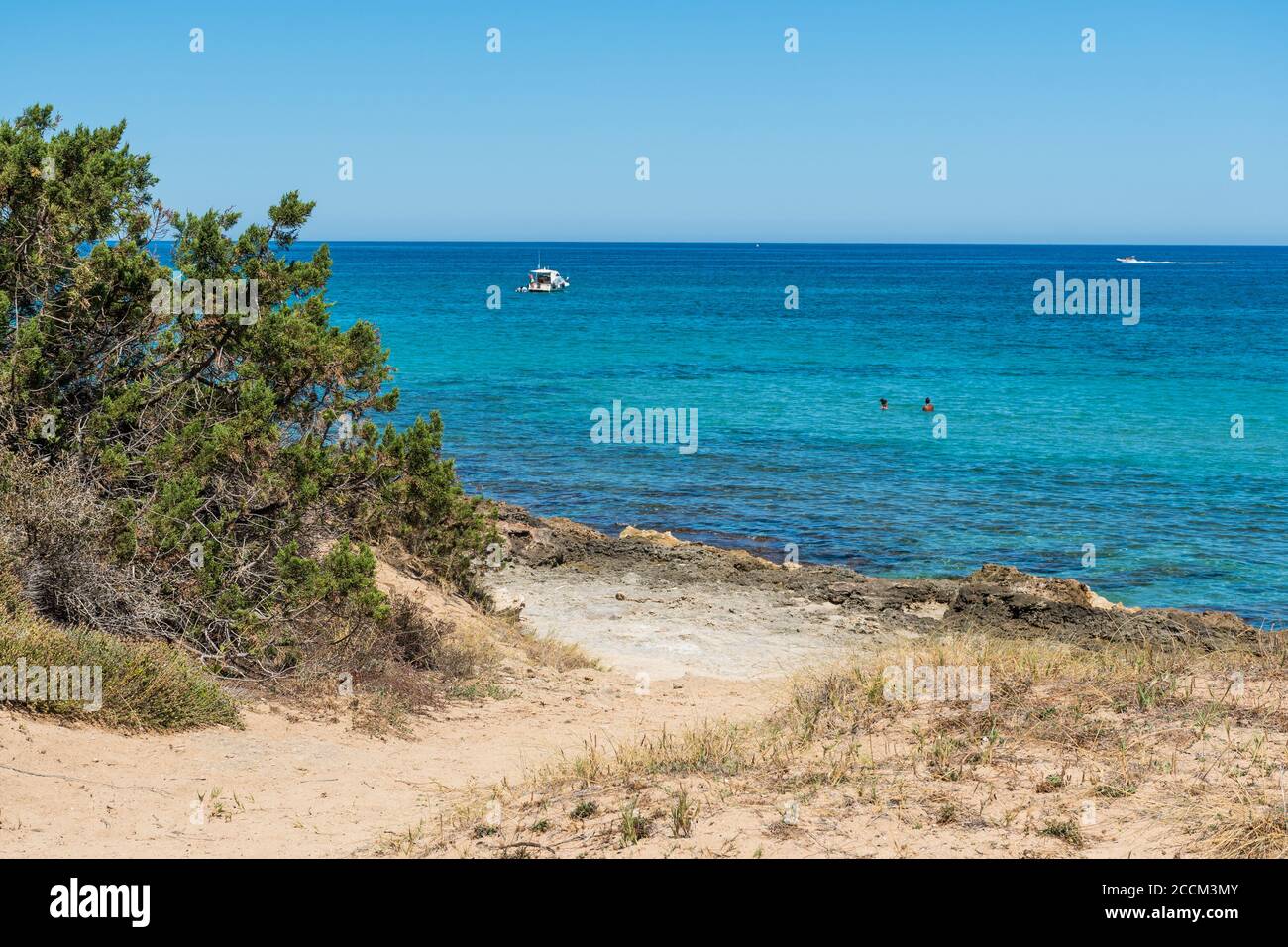 Meravigliosa spiaggia costiera mediterranea in Puglia, Sud Italia, con bagnanti in acque cristalline Foto Stock
