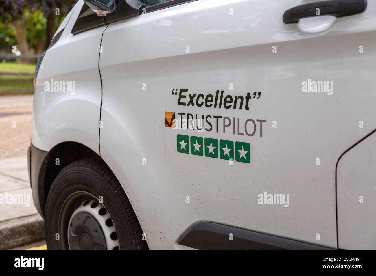 Una valutazione di trustpilot eccellente che è pubblicizzata sul lato di un furgone bianco Foto Stock