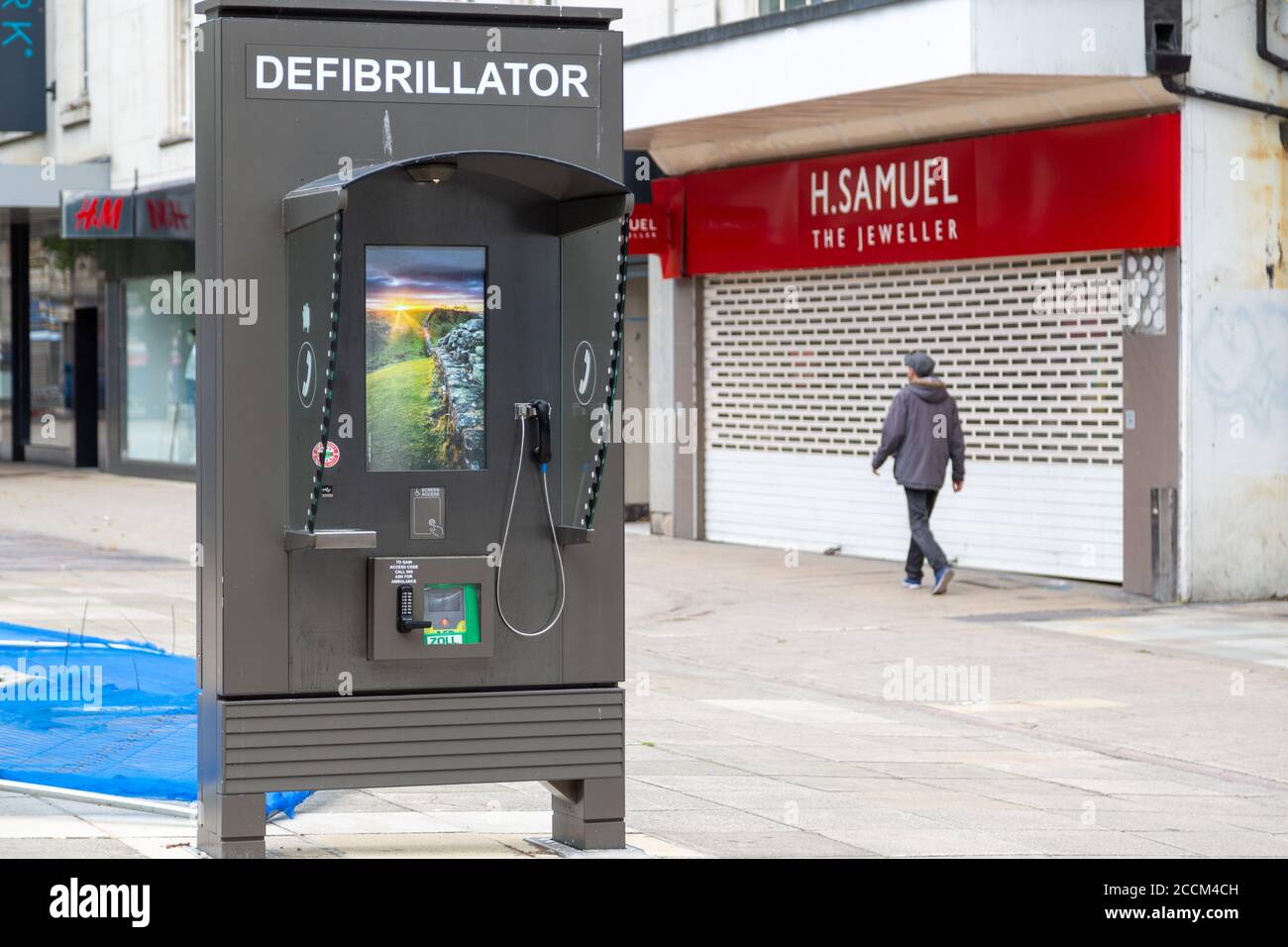 Un defibrillatore o un defibrillatore semiautomatico esterno in una scatola telefonica su una strada commerciale, Portsmouth Foto Stock