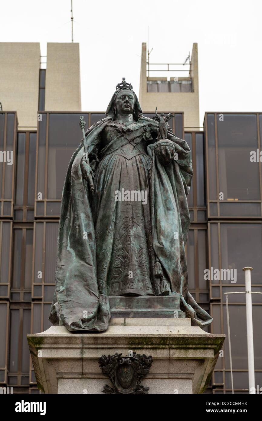 La statua della Regina Vittoria nella piazza guildhall in Centro di Portsmouth Foto Stock