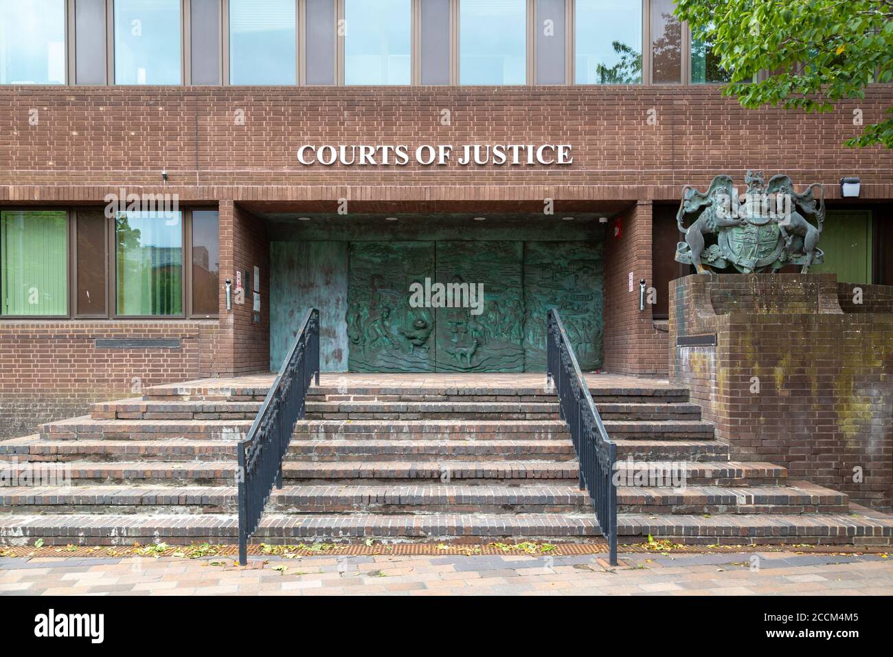 L'esterno o la facciata dei tribunali di giustizia o magistrati, il centro combinato di corte a Portsmouth Foto Stock