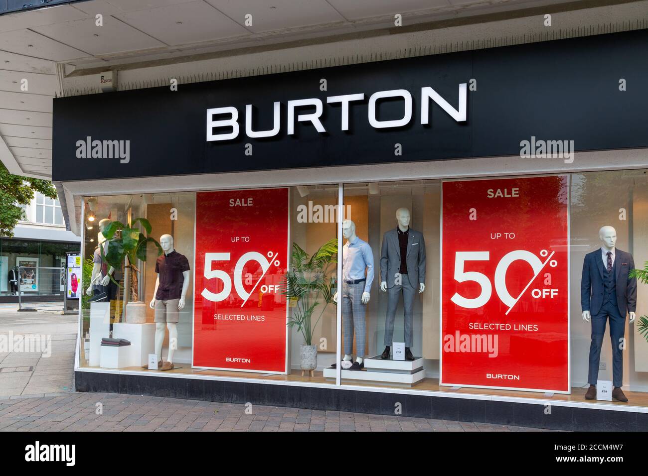 Un cartello Burton Store sopra manichini vestiti e poster di vendita nella finestra Foto Stock
