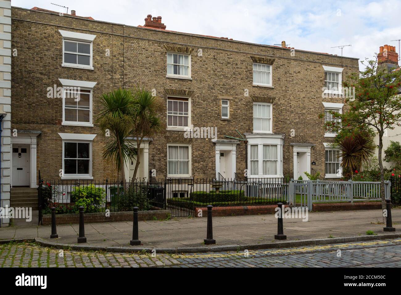 Una fila di case a schiera vittoriane in vecchia strada commerciale a Portsmouth con strade acciottolate, la strada su cui nacque Charles Dickens Foto Stock