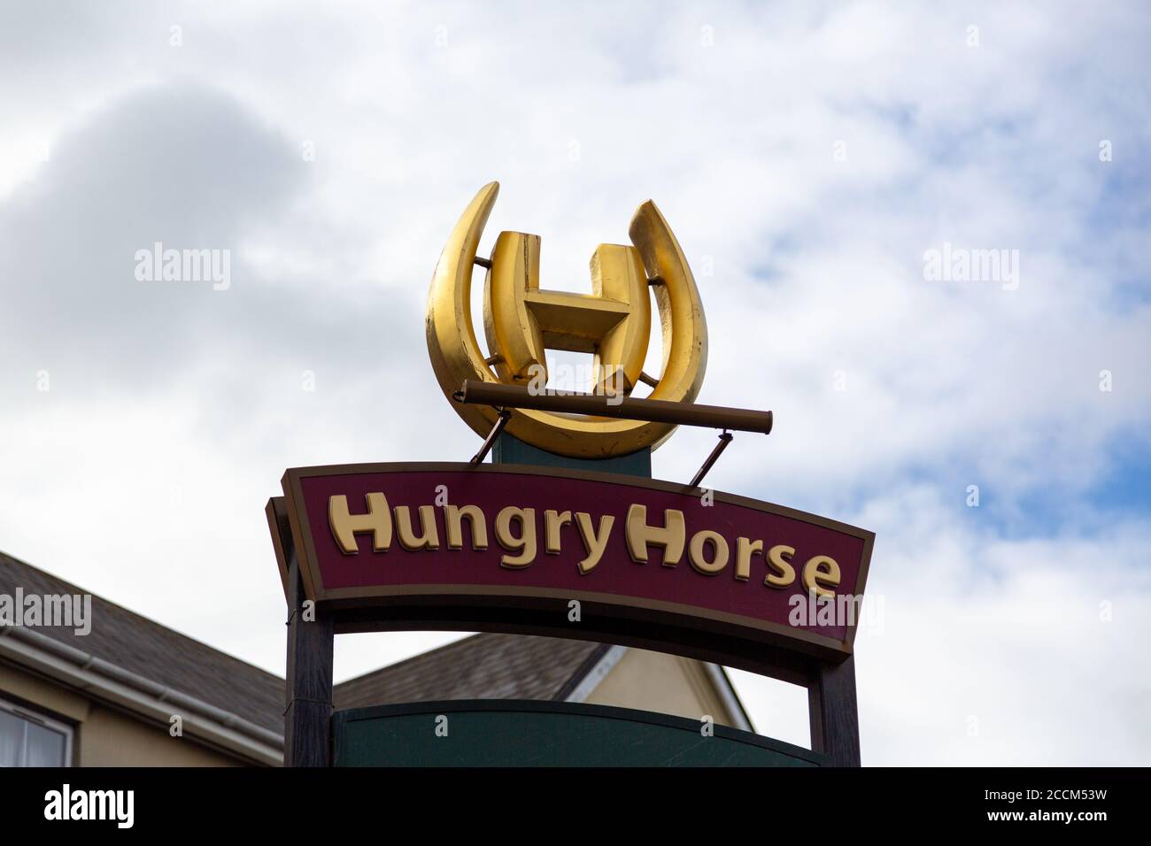 Un logo del ristorante Hungry Horse su un cartello all'esterno di a. pub Foto Stock