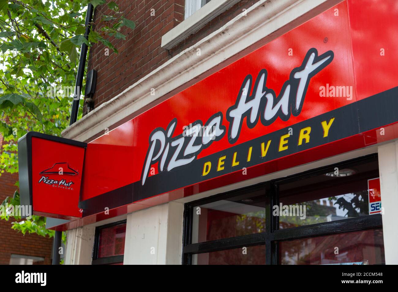 Il segno esterno di un ristorante di consegna Pizza Hut Foto Stock