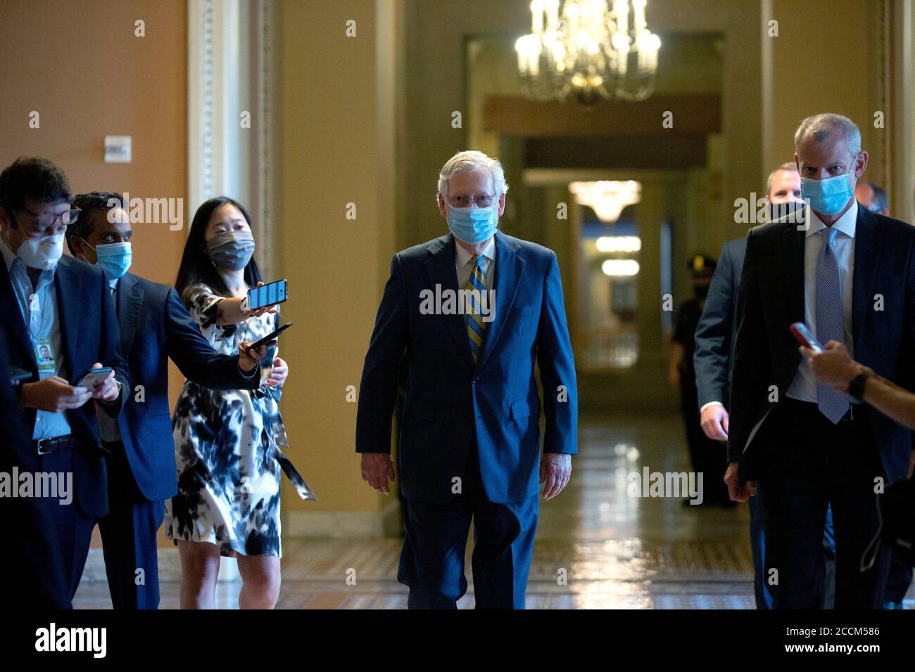 -Washington, Distretto di Columbia - 20200723 Mark Meadows, Assistente del Presidente e Capo dello Stato maggiore, e Segretario del Tesoro degli Stati Uniti Steven T. Mnuchin parlano con i membri dei media dopo un incontro con il leader della maggioranza del Senato Mitch McConnell (Repubblicano del Kentucky). La Casa Bianca ha raggiunto un accordo con i legislatori sul prossimo pacchetto di aiuti Coronavirus, che non includerà una vacanza fiscale sui salari. Mitch McConnell è anche visto a piedi le vie di passaggio. -PICTURED: Mitch McConnell -PHOTO by: Stefani Reynolds/CNP/startraksphoto.com -072320 mcconnell-capitol 004 This is a Foto Stock