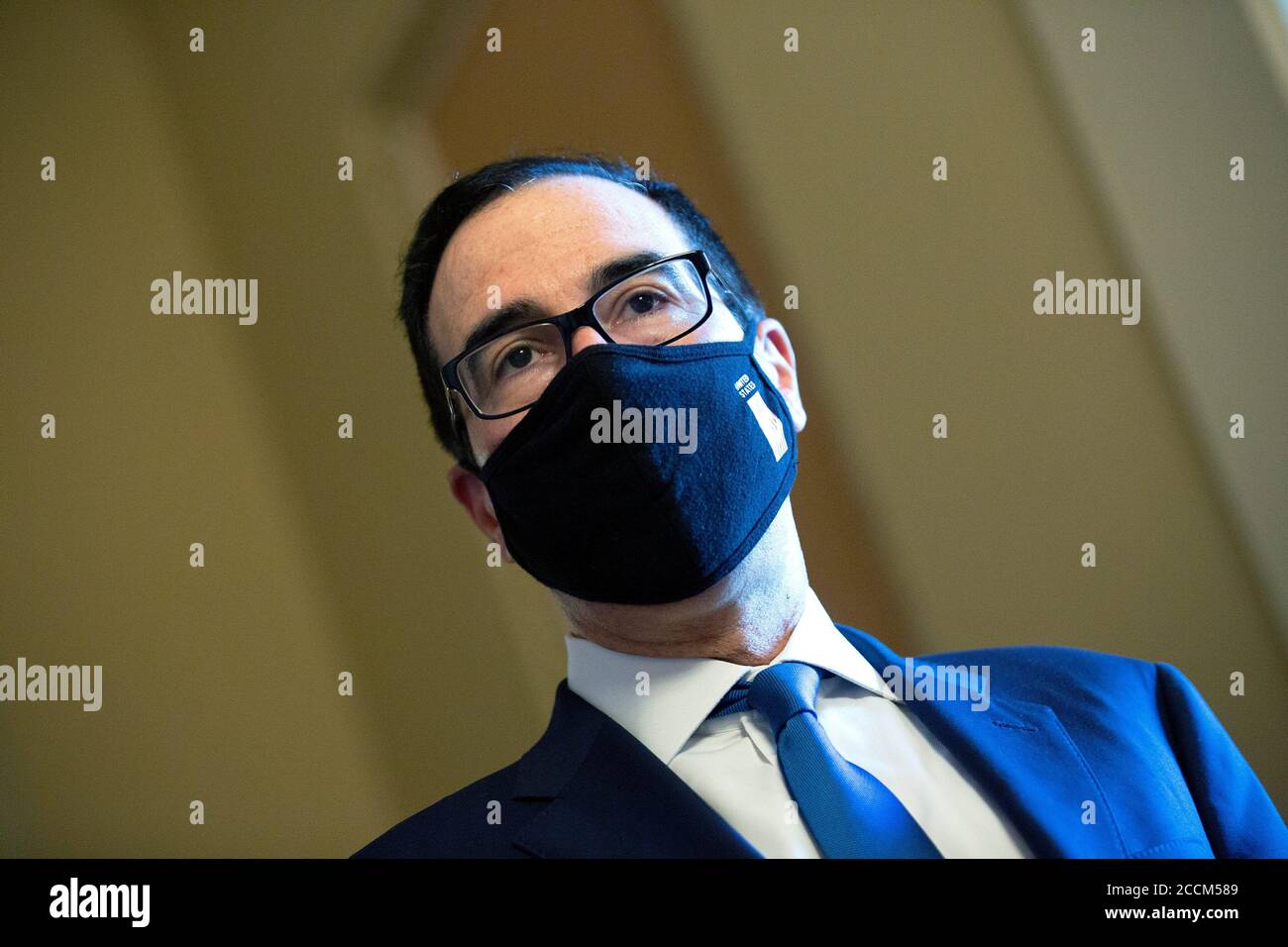 -Washington, Distretto di Columbia - 20200723 Mark Meadows, Assistente del Presidente e Capo dello Stato maggiore, e Segretario del Tesoro degli Stati Uniti Steven T. Mnuchin parlano con i membri dei media dopo un incontro con il leader della maggioranza del Senato Mitch McConnell (Repubblicano del Kentucky). La Casa Bianca ha raggiunto un accordo con i legislatori sul prossimo pacchetto di aiuti Coronavirus, che non includerà una vacanza fiscale sui salari. Mitch McConnell è anche visto a piedi le vie di passaggio. -PICTURED: Steven T. Mnuchin -PHOTO by: Stefani Reynolds/CNP/startraksphoto.com -072320 meadows-mnuchin 017 This is a Foto Stock