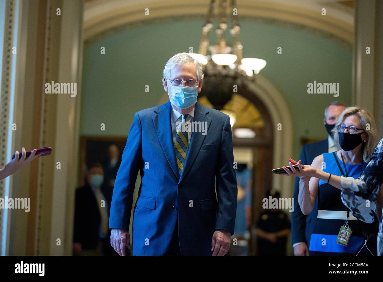 -Washington, Distretto di Columbia - 20200723 Mark Meadows, Assistente del Presidente e Capo dello Stato maggiore, e Segretario del Tesoro degli Stati Uniti Steven T. Mnuchin parlano con i membri dei media dopo un incontro con il leader della maggioranza del Senato Mitch McConnell (Repubblicano del Kentucky). La Casa Bianca ha raggiunto un accordo con i legislatori sul prossimo pacchetto di aiuti Coronavirus, che non includerà una vacanza fiscale sui salari. Mitch McConnell è anche visto a piedi le vie di passaggio. -PICTURED: Mitch McConnell -PHOTO by: Stefani Reynolds/CNP/startraksphoto.com -072320 mcconnell-capitol 007 This is a Foto Stock