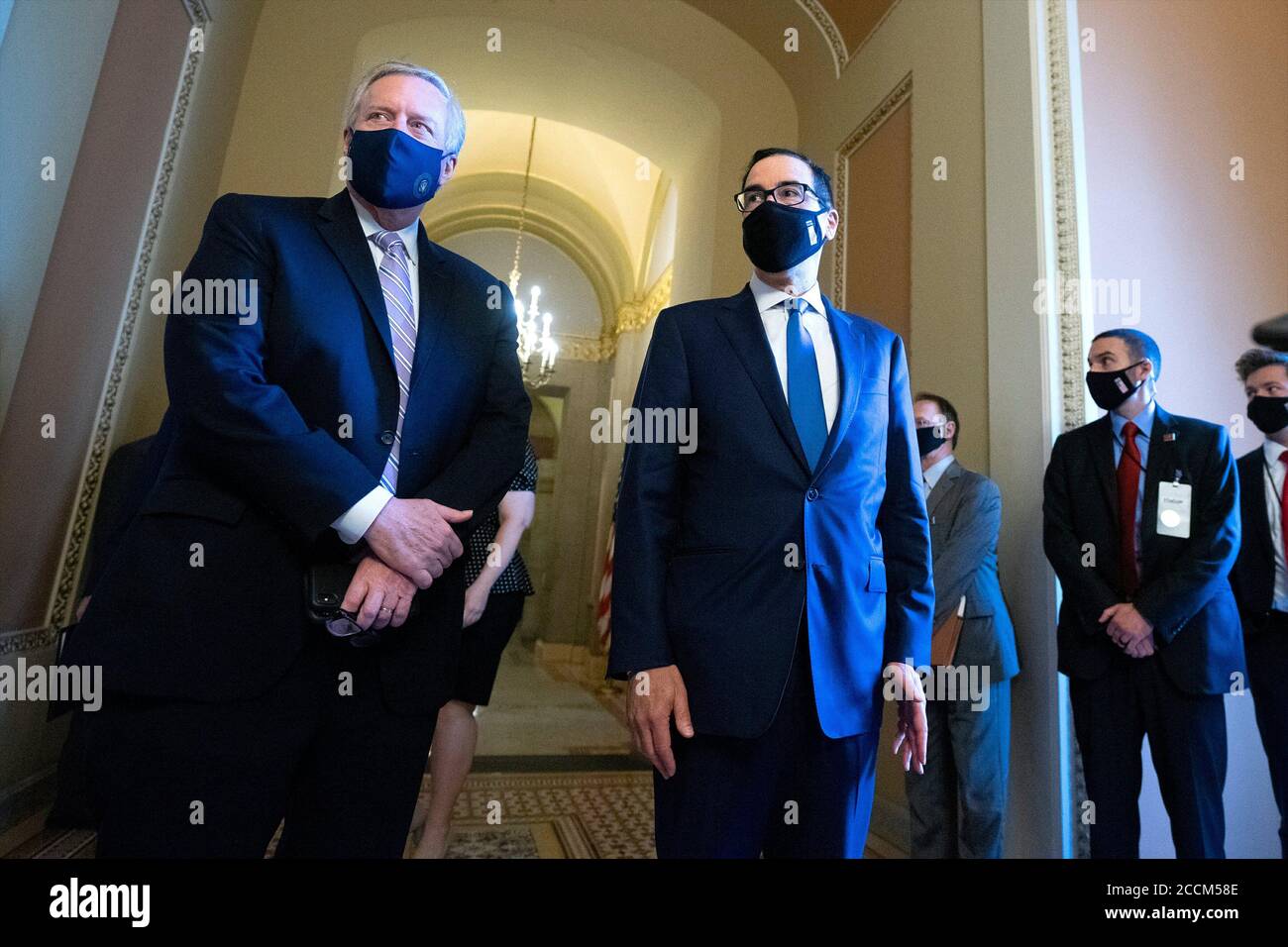 -Washington, Distretto di Columbia - 20200723 Mark Meadows, Assistente del Presidente e Capo dello Stato maggiore, e Segretario del Tesoro degli Stati Uniti Steven T. Mnuchin parlano con i membri dei media dopo un incontro con il leader della maggioranza del Senato Mitch McConnell (Repubblicano del Kentucky). La Casa Bianca ha raggiunto un accordo con i legislatori sul prossimo pacchetto di aiuti Coronavirus, che non includerà una vacanza fiscale sui salari. Mitch McConnell è anche visto a piedi le vie di passaggio. -IMMAGINE: Mark Meadows, Steven T. Mnuchin -FOTO di: Stefani Reynolds/CNP/startraksphoto.com -072320 meadows-mnuchin  Foto Stock