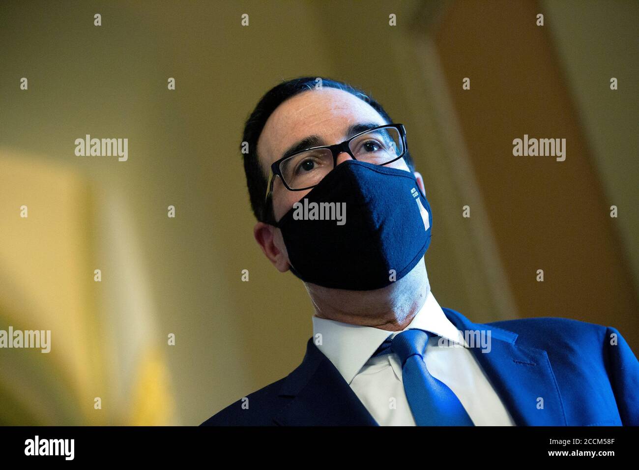 -Washington, Distretto di Columbia - 20200723 Mark Meadows, Assistente del Presidente e Capo dello Stato maggiore, e Segretario del Tesoro degli Stati Uniti Steven T. Mnuchin parlano con i membri dei media dopo un incontro con il leader della maggioranza del Senato Mitch McConnell (Repubblicano del Kentucky). La Casa Bianca ha raggiunto un accordo con i legislatori sul prossimo pacchetto di aiuti Coronavirus, che non includerà una vacanza fiscale sui salari. Mitch McConnell è anche visto a piedi le vie di passaggio. -PICTURED: Steven T. Mnuchin -PHOTO by: Stefani Reynolds/CNP/startraksphoto.com -072320 meadows-mnuchin 013 This is a Foto Stock