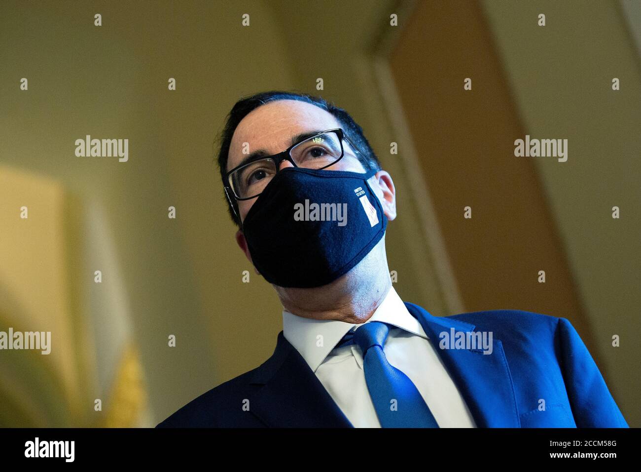 -Washington, Distretto di Columbia - 20200723 Mark Meadows, Assistente del Presidente e Capo dello Stato maggiore, e Segretario del Tesoro degli Stati Uniti Steven T. Mnuchin parlano con i membri dei media dopo un incontro con il leader della maggioranza del Senato Mitch McConnell (Repubblicano del Kentucky). La Casa Bianca ha raggiunto un accordo con i legislatori sul prossimo pacchetto di aiuti Coronavirus, che non includerà una vacanza fiscale sui salari. Mitch McConnell è anche visto a piedi le vie di passaggio. -PICTURED: Steven T. Mnuchin -PHOTO by: Stefani Reynolds/CNP/startraksphoto.com -072320 meadows-mnuchin 012 This is a Foto Stock