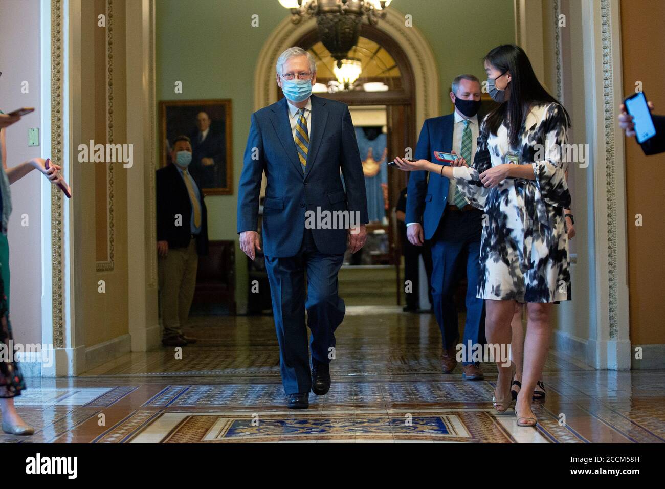 -Washington, Distretto di Columbia - 20200723 Mark Meadows, Assistente del Presidente e Capo dello Stato maggiore, e Segretario del Tesoro degli Stati Uniti Steven T. Mnuchin parlano con i membri dei media dopo un incontro con il leader della maggioranza del Senato Mitch McConnell (Repubblicano del Kentucky). La Casa Bianca ha raggiunto un accordo con i legislatori sul prossimo pacchetto di aiuti Coronavirus, che non includerà una vacanza fiscale sui salari. Mitch McConnell è anche visto a piedi le vie di passaggio. -PICTURED: Mitch McConnell -PHOTO by: Stefani Reynolds/CNP/startraksphoto.com -072320 mcconnell-capitol 006 This is a Foto Stock