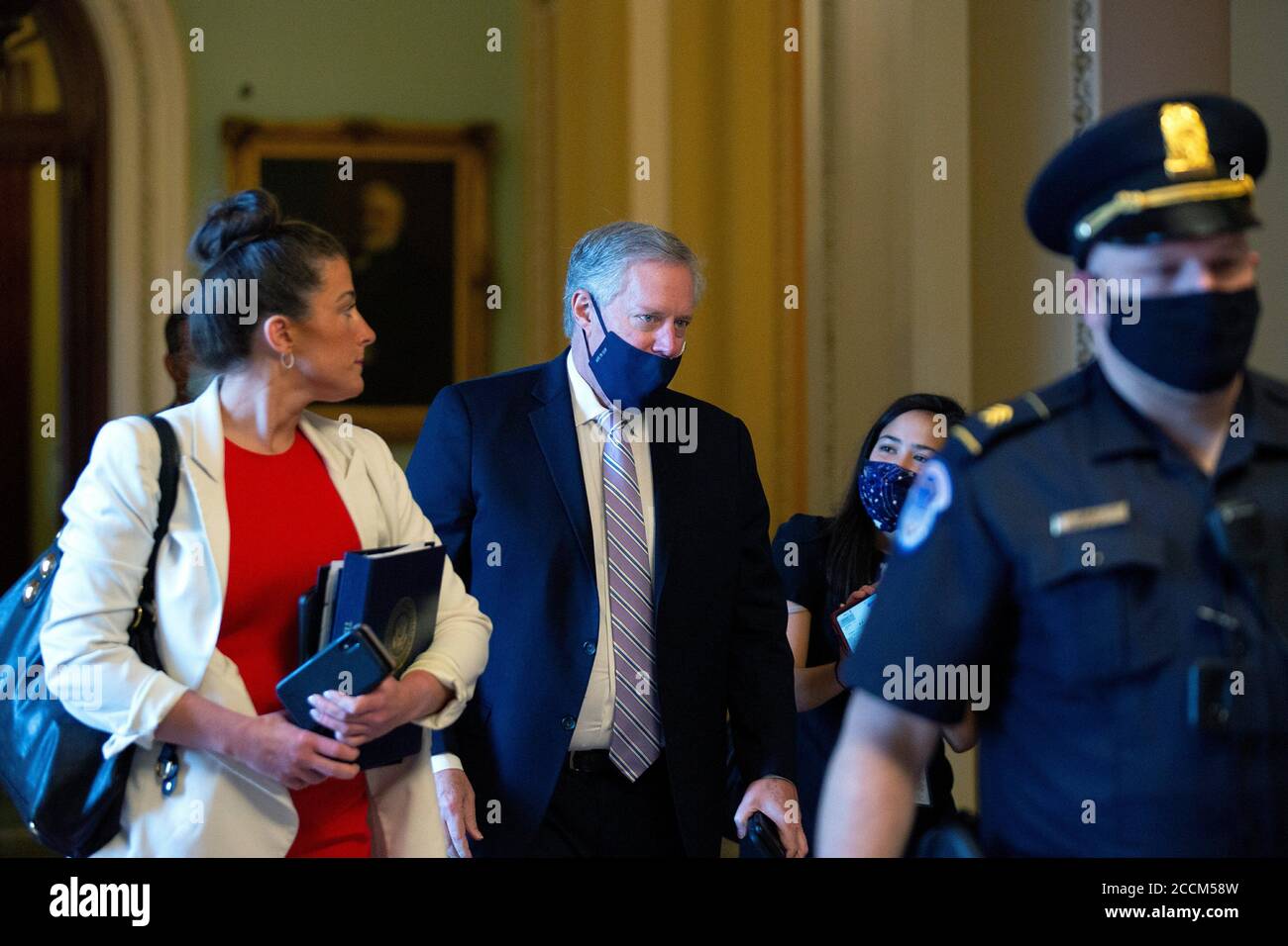 -Washington, Distretto di Columbia - 20200723 Mark Meadows, Assistente del Presidente e Capo dello Stato maggiore, e Segretario del Tesoro degli Stati Uniti Steven T. Mnuchin parlano con i membri dei media dopo un incontro con il leader della maggioranza del Senato Mitch McConnell (Repubblicano del Kentucky). La Casa Bianca ha raggiunto un accordo con i legislatori sul prossimo pacchetto di aiuti Coronavirus, che non includerà una vacanza fiscale sui salari. Mitch McConnell è anche visto a piedi le vie di passaggio. -PICTURED: Mark Meadows, -PHOTO by: Stefani Reynolds/CNP/startraksphoto.com -072320 meadows-mnuchin 009 This is an ed Foto Stock