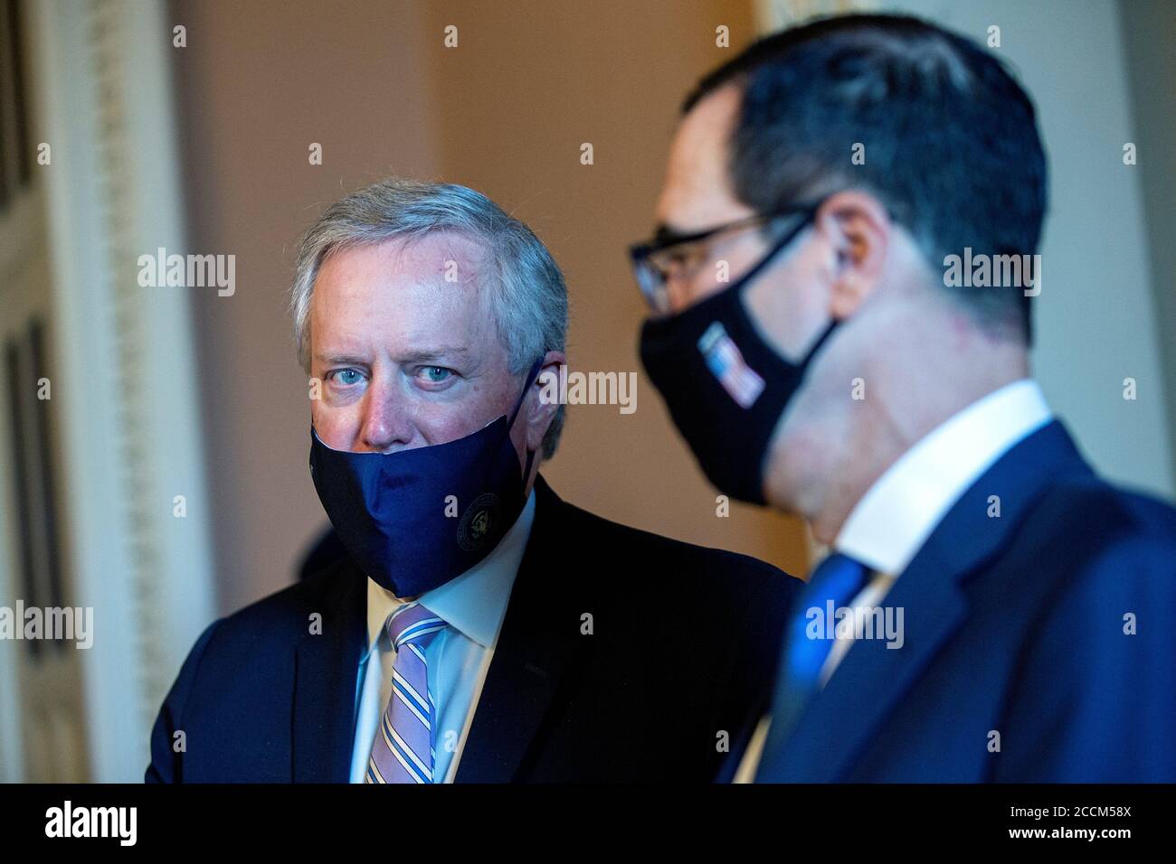 -Washington, Distretto di Columbia - 20200723 Mark Meadows, Assistente del Presidente e Capo dello Stato maggiore, e Segretario del Tesoro degli Stati Uniti Steven T. Mnuchin parlano con i membri dei media dopo un incontro con il leader della maggioranza del Senato Mitch McConnell (Repubblicano del Kentucky). La Casa Bianca ha raggiunto un accordo con i legislatori sul prossimo pacchetto di aiuti Coronavirus, che non includerà una vacanza fiscale sui salari. Mitch McConnell è anche visto a piedi le vie di passaggio. -IMMAGINE: Mark Meadows, Steven T. Mnuchin -FOTO di: Stefani Reynolds/CNP/startraksphoto.com -072320 meadows-mnuchin  Foto Stock