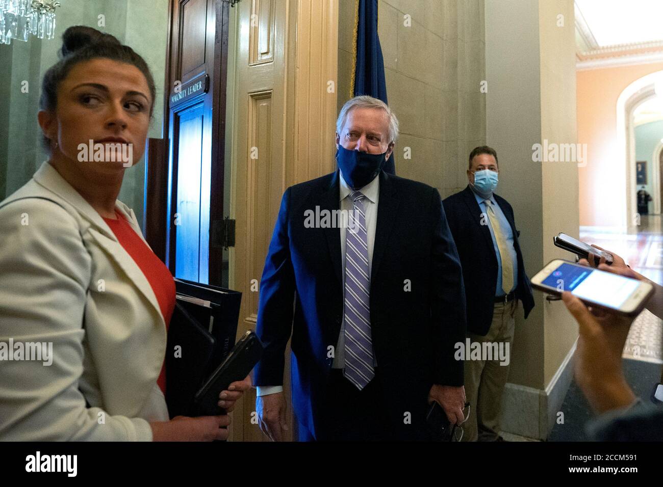 -Washington, Distretto di Columbia - 20200723 Mark Meadows, Assistente del Presidente e Capo dello Stato maggiore, e Segretario del Tesoro degli Stati Uniti Steven T. Mnuchin parlano con i membri dei media dopo un incontro con il leader della maggioranza del Senato Mitch McConnell (Repubblicano del Kentucky). La Casa Bianca ha raggiunto un accordo con i legislatori sul prossimo pacchetto di aiuti Coronavirus, che non includerà una vacanza fiscale sui salari. Mitch McConnell è anche visto a piedi le vie di passaggio. -PICTURED: Mark Meadows, -PHOTO by: Stefani Reynolds/CNP/startraksphoto.com -072320 meadows-mnuchin 023 This is an ed Foto Stock