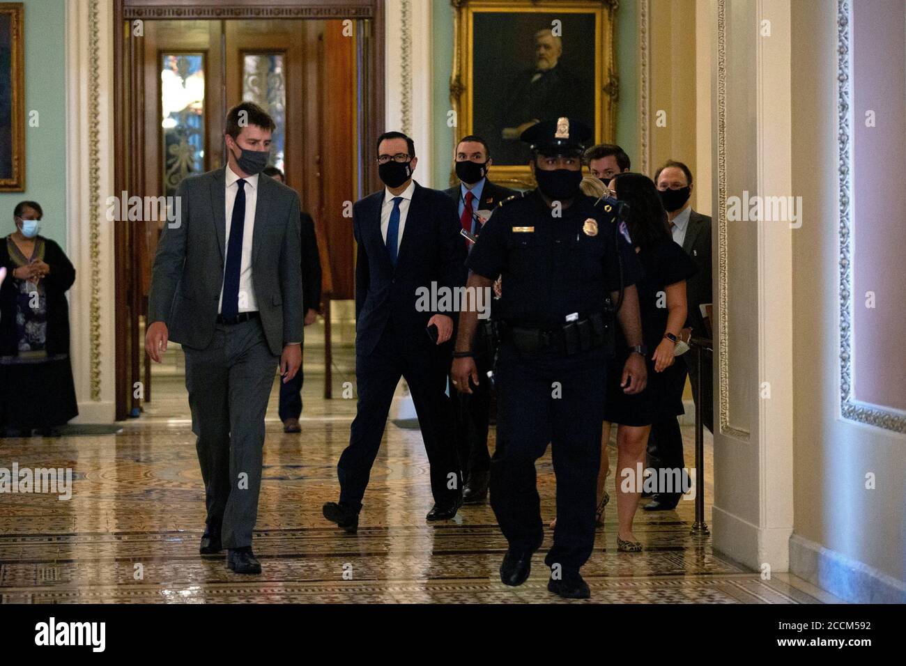 -Washington, Distretto di Columbia - 20200723 Mark Meadows, Assistente del Presidente e Capo dello Stato maggiore, e Segretario del Tesoro degli Stati Uniti Steven T. Mnuchin parlano con i membri dei media dopo un incontro con il leader della maggioranza del Senato Mitch McConnell (Repubblicano del Kentucky). La Casa Bianca ha raggiunto un accordo con i legislatori sul prossimo pacchetto di aiuti Coronavirus, che non includerà una vacanza fiscale sui salari. Mitch McConnell è anche visto a piedi le vie di passaggio. -PICTURED: Steven T. Mnuchin -PHOTO by: Stefani Reynolds/CNP/startraksphoto.com -072320 meadows-mnuchin 010 This is a Foto Stock