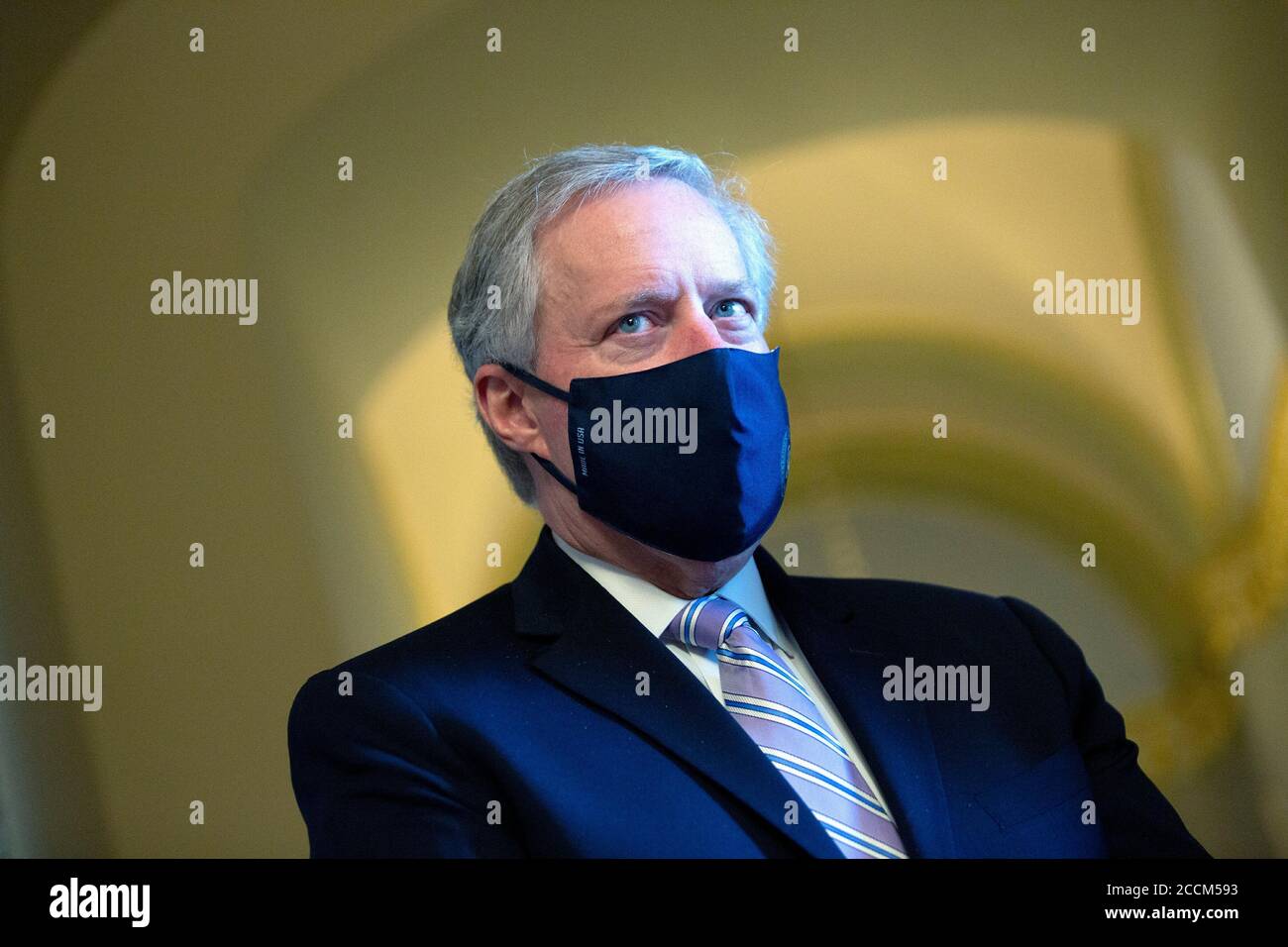 -Washington, Distretto di Columbia - 20200723 Mark Meadows, Assistente del Presidente e Capo dello Stato maggiore, e Segretario del Tesoro degli Stati Uniti Steven T. Mnuchin parlano con i membri dei media dopo un incontro con il leader della maggioranza del Senato Mitch McConnell (Repubblicano del Kentucky). La Casa Bianca ha raggiunto un accordo con i legislatori sul prossimo pacchetto di aiuti Coronavirus, che non includerà una vacanza fiscale sui salari. Mitch McConnell è anche visto a piedi le vie di passaggio. -PICTURED: Mark Meadows -PHOTO by: Stefani Reynolds/CNP/startraksphoto.com -072320 meadows-mnuchin 014 This is an edit Foto Stock