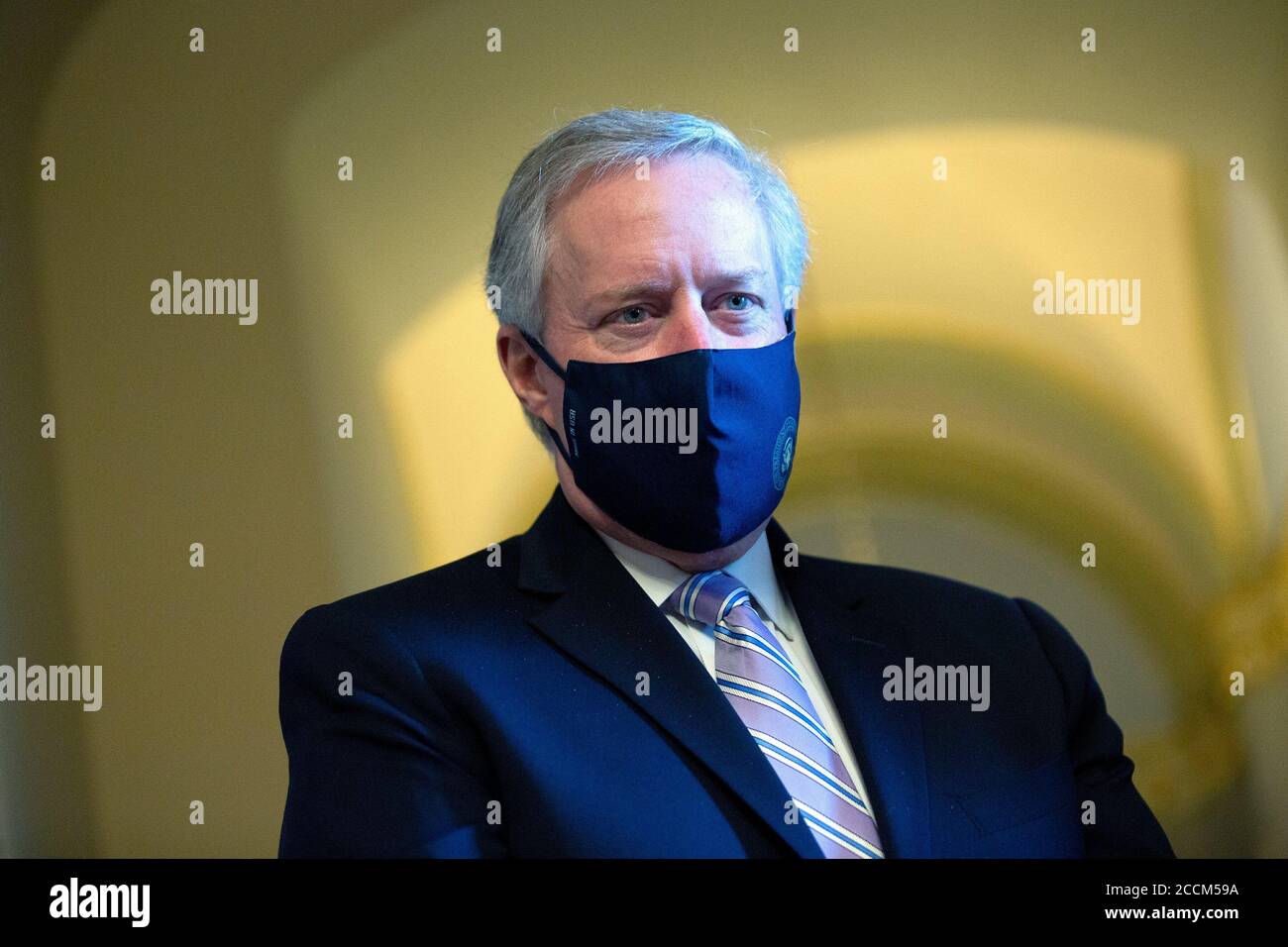 -Washington, Distretto di Columbia - 20200723 Mark Meadows, Assistente del Presidente e Capo dello Stato maggiore, e Segretario del Tesoro degli Stati Uniti Steven T. Mnuchin parlano con i membri dei media dopo un incontro con il leader della maggioranza del Senato Mitch McConnell (Repubblicano del Kentucky). La Casa Bianca ha raggiunto un accordo con i legislatori sul prossimo pacchetto di aiuti Coronavirus, che non includerà una vacanza fiscale sui salari. Mitch McConnell è anche visto a piedi le vie di passaggio. -PICTURED: Mark Meadows -PHOTO by: Stefani Reynolds/CNP/startraksphoto.com -072320 meadows-mnuchin 011 This is an edit Foto Stock