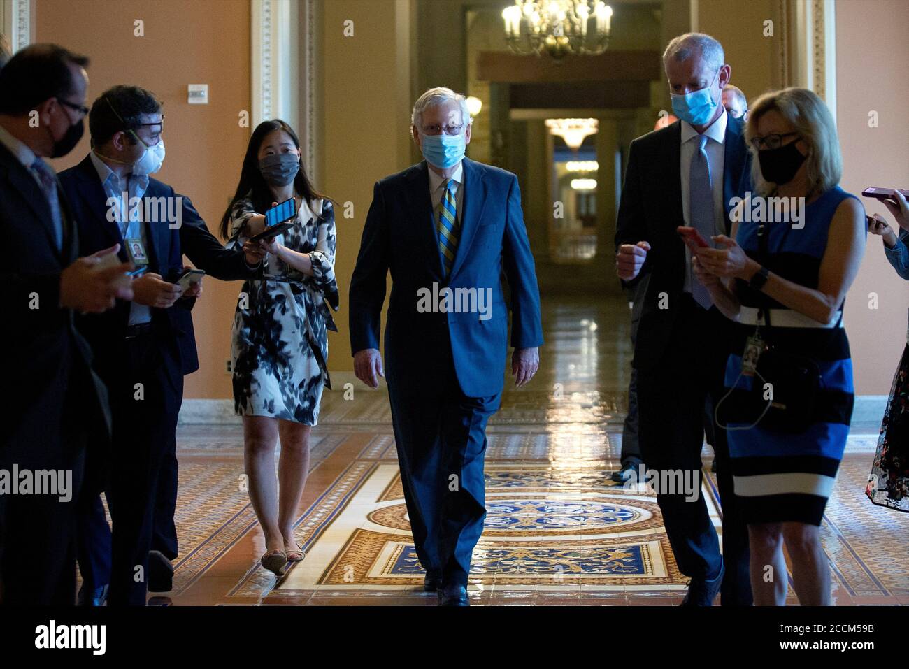 -Washington, Distretto di Columbia - 20200723 Mark Meadows, Assistente del Presidente e Capo dello Stato maggiore, e Segretario del Tesoro degli Stati Uniti Steven T. Mnuchin parlano con i membri dei media dopo un incontro con il leader della maggioranza del Senato Mitch McConnell (Repubblicano del Kentucky). La Casa Bianca ha raggiunto un accordo con i legislatori sul prossimo pacchetto di aiuti Coronavirus, che non includerà una vacanza fiscale sui salari. Mitch McConnell è anche visto a piedi le vie di passaggio. -PICTURED: Mitch McConnell -PHOTO by: Stefani Reynolds/CNP/startraksphoto.com -072320 mcconnell-capitol 005 This is a Foto Stock