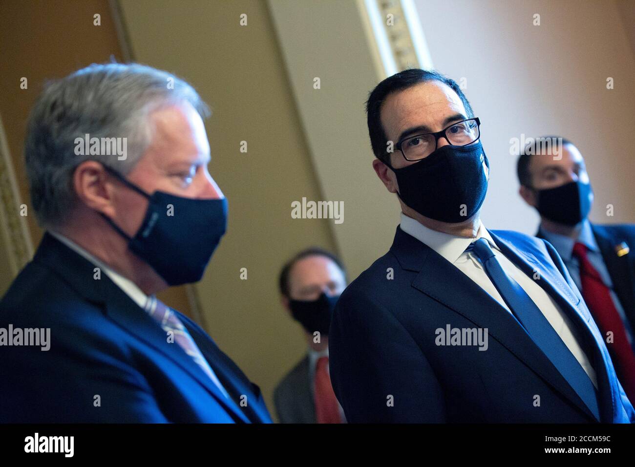 -Washington, Distretto di Columbia - 20200723 Mark Meadows, Assistente del Presidente e Capo dello Stato maggiore, e Segretario del Tesoro degli Stati Uniti Steven T. Mnuchin parlano con i membri dei media dopo un incontro con il leader della maggioranza del Senato Mitch McConnell (Repubblicano del Kentucky). La Casa Bianca ha raggiunto un accordo con i legislatori sul prossimo pacchetto di aiuti Coronavirus, che non includerà una vacanza fiscale sui salari. Mitch McConnell è anche visto a piedi le vie di passaggio. -IMMAGINE: Mark Meadows, Steven T. Mnuchin -FOTO di: Stefani Reynolds/CNP/startraksphoto.com -072320 meadows-mnuchin  Foto Stock
