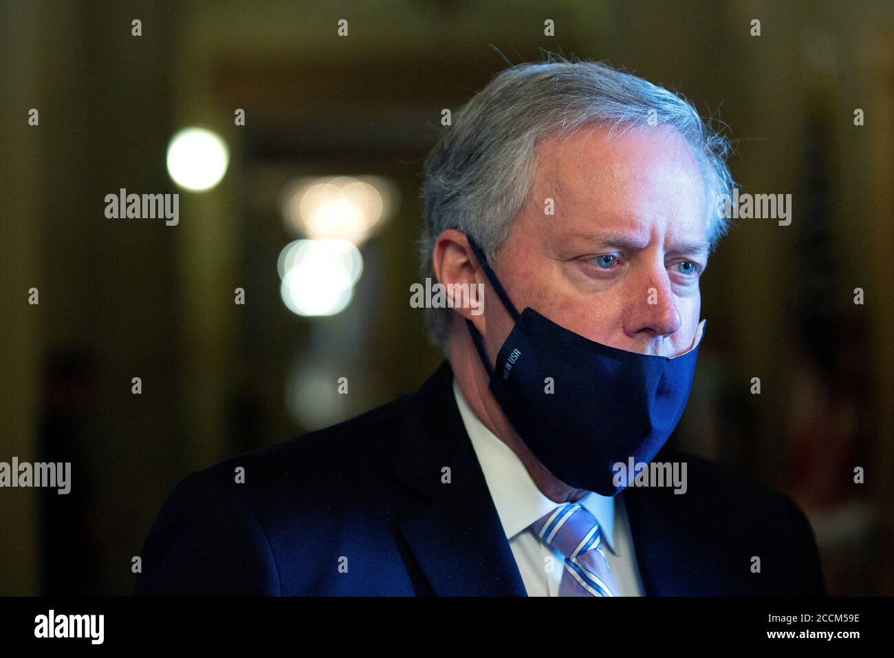 -Washington, Distretto di Columbia - 20200723 Mark Meadows, Assistente del Presidente e Capo dello Stato maggiore, e Segretario del Tesoro degli Stati Uniti Steven T. Mnuchin parlano con i membri dei media dopo un incontro con il leader della maggioranza del Senato Mitch McConnell (Repubblicano del Kentucky). La Casa Bianca ha raggiunto un accordo con i legislatori sul prossimo pacchetto di aiuti Coronavirus, che non includerà una vacanza fiscale sui salari. Mitch McConnell è anche visto a piedi le vie di passaggio. -PICTURED: Mark Meadows -PHOTO by: Stefani Reynolds/CNP/startraksphoto.com -072320 meadows-mnuchin 021 This is an edit Foto Stock