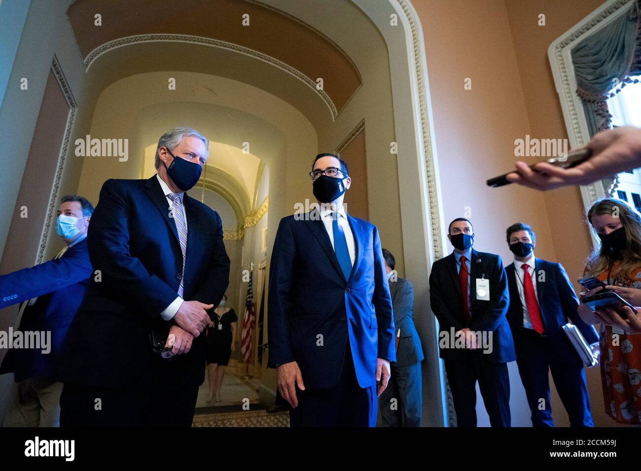 -Washington, Distretto di Columbia - 20200723 Mark Meadows, Assistente del Presidente e Capo dello Stato maggiore, e Segretario del Tesoro degli Stati Uniti Steven T. Mnuchin parlano con i membri dei media dopo un incontro con il leader della maggioranza del Senato Mitch McConnell (Repubblicano del Kentucky). La Casa Bianca ha raggiunto un accordo con i legislatori sul prossimo pacchetto di aiuti Coronavirus, che non includerà una vacanza fiscale sui salari. Mitch McConnell è anche visto a piedi le vie di passaggio. -IMMAGINE: Mark Meadows, Steven T. Mnuchin -FOTO di: Stefani Reynolds/CNP/startraksphoto.com -072320 meadows-mnuchin  Foto Stock