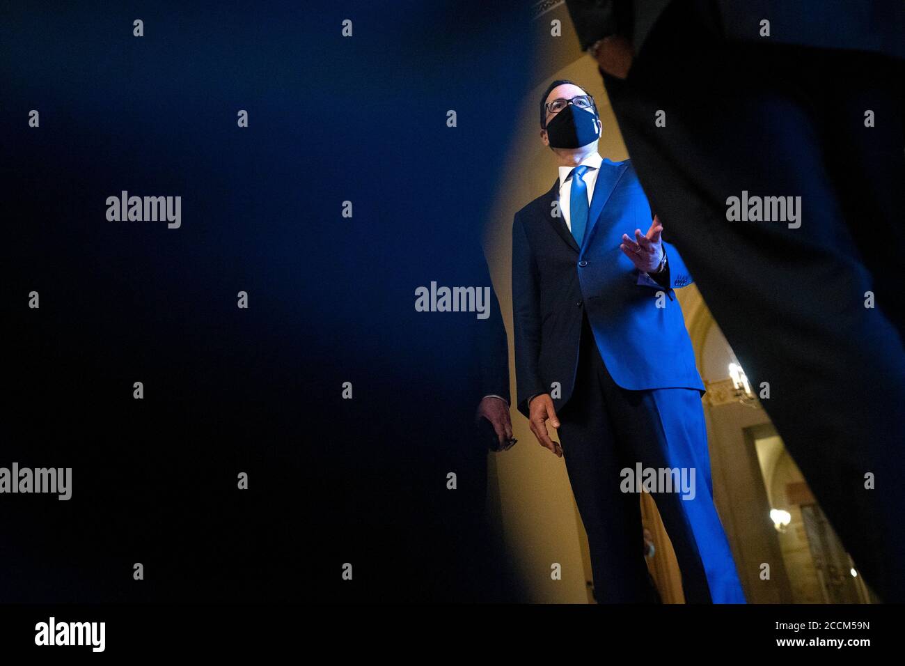 -Washington, Distretto di Columbia - 20200723 Mark Meadows, Assistente del Presidente e Capo dello Stato maggiore, e Segretario del Tesoro degli Stati Uniti Steven T. Mnuchin parlano con i membri dei media dopo un incontro con il leader della maggioranza del Senato Mitch McConnell (Repubblicano del Kentucky). La Casa Bianca ha raggiunto un accordo con i legislatori sul prossimo pacchetto di aiuti Coronavirus, che non includerà una vacanza fiscale sui salari. Mitch McConnell è anche visto a piedi le vie di passaggio. -PICTURED: Steven T. Mnuchin -PHOTO by: Stefani Reynolds/CNP/startraksphoto.com -072320 meadows-mnuchin 025 This is a Foto Stock