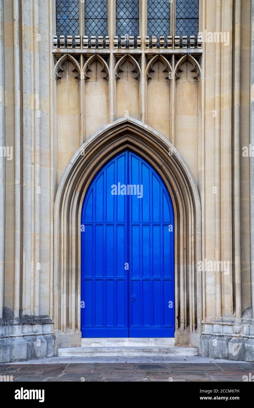 blu porte chiuse della chiesa senza persone Foto Stock