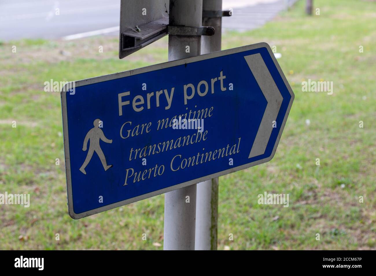 Un cartello sul lampione che indica i pedoni al porto dei traghetti in inglese, francese e spagnolo Foto Stock