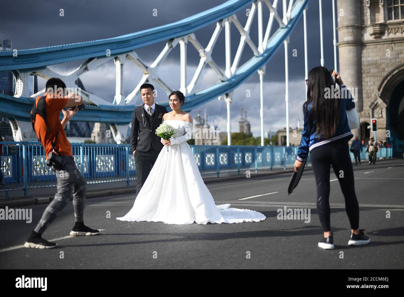 Jenny Nguyen e Tony Cao, dal Vietnam, posano per le foto di nozze sul Tower Bridge, Londra, in quanto rimane chiuso ai veicoli dopo che è stato bloccato aperto per più di un'ora il sabato a causa di un 'guasto meccanico'. Foto Stock