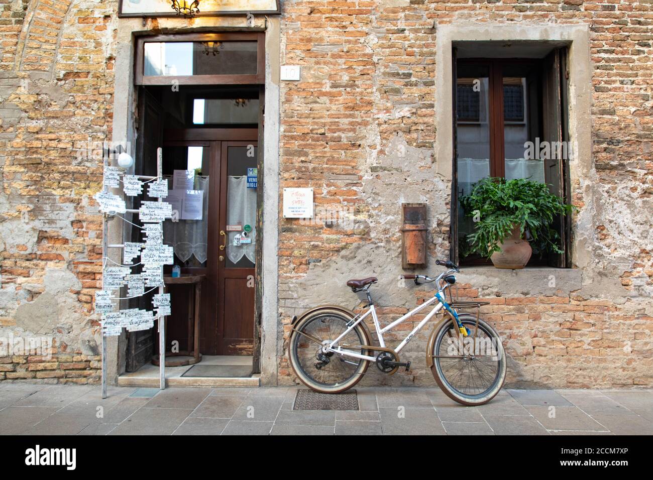 Caratteristici negozi e ristoranti nel centro storico di Treviso; punto di interesse e visita nelle città italiane, Veneto - Italia Foto Stock