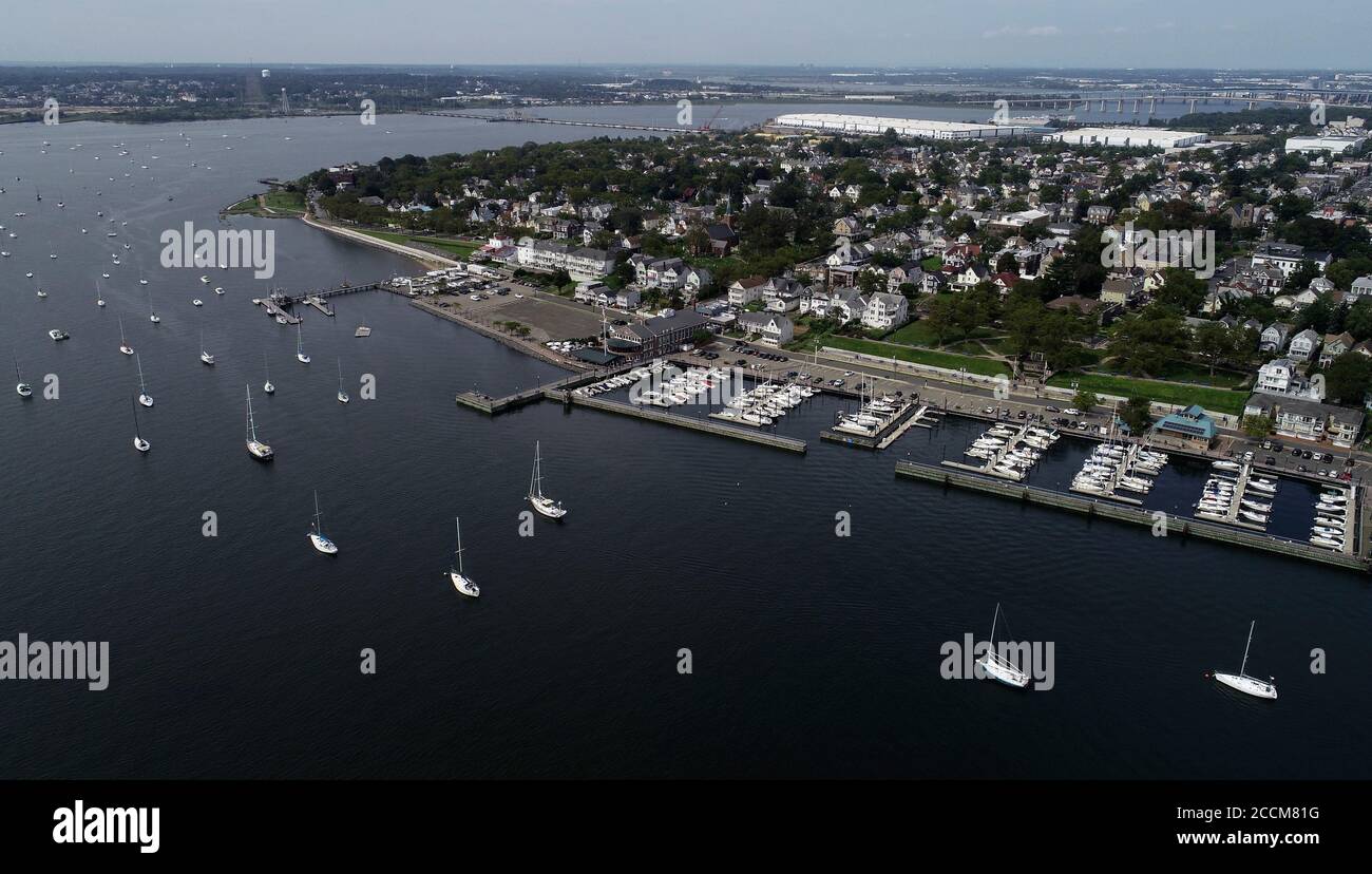 Vista aerea delle barche allineate al Perth Amboy Porto turistico sul lungomare Foto Stock