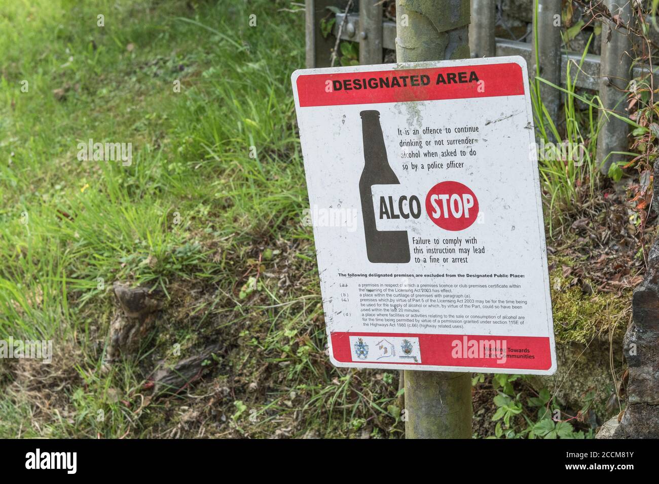 Alco Stop cantare nella città della Cornovaglia di Lostwithiel. Per non bere negli spazi pubblici, abuso di alcol nel Regno Unito, dipendenza da alcol, ubriachezza pubblica. Foto Stock