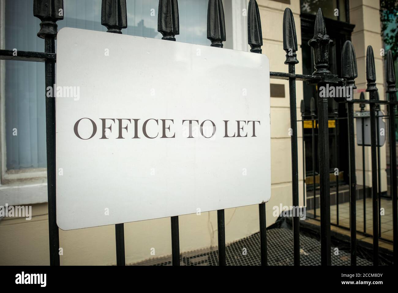Cartello 'Office to Let' sulla strada della città Foto Stock