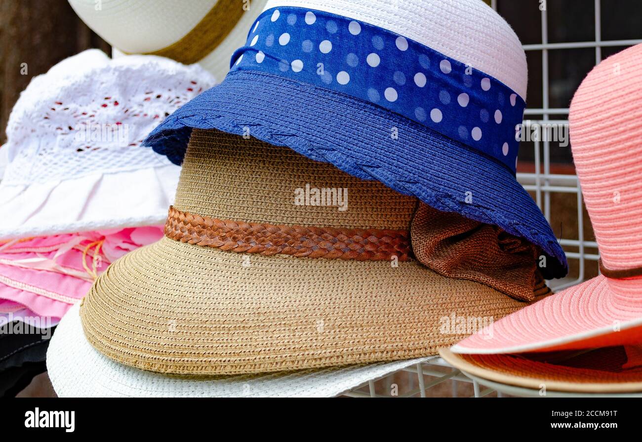 Cappelli estivi colorati in vendita Foto Stock