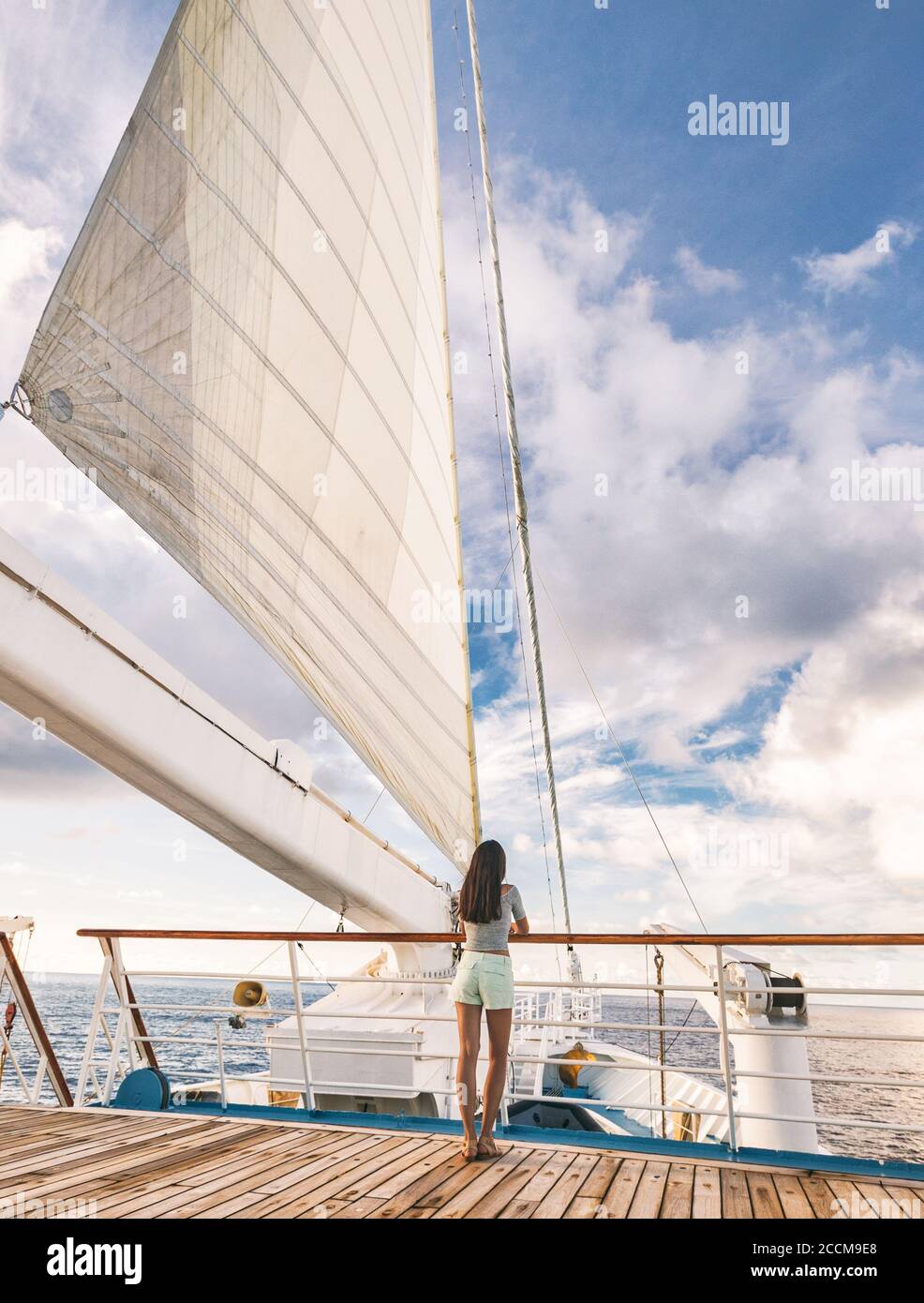 Lussuosa nave da crociera vacanza donna turista vela in paradiso. Viaggia a Tahiti in barca a vela, destinazione esotica. Turismo in oceania. Passeggero dello yacht Foto Stock