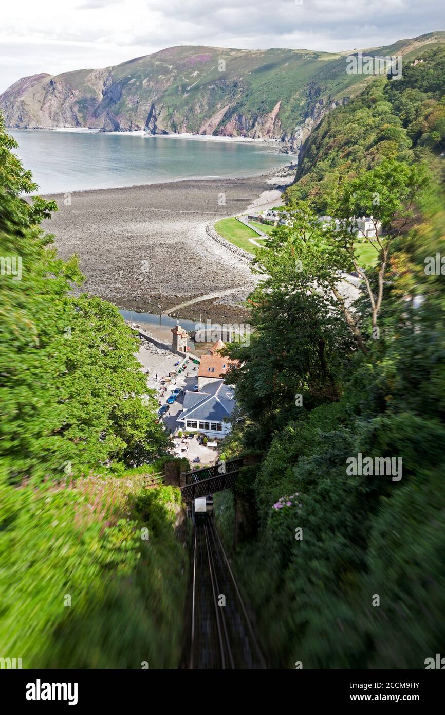Vista sulla funivia verso il mare E la spiaggia di Lynmouth nel Devon del nord Foto Stock
