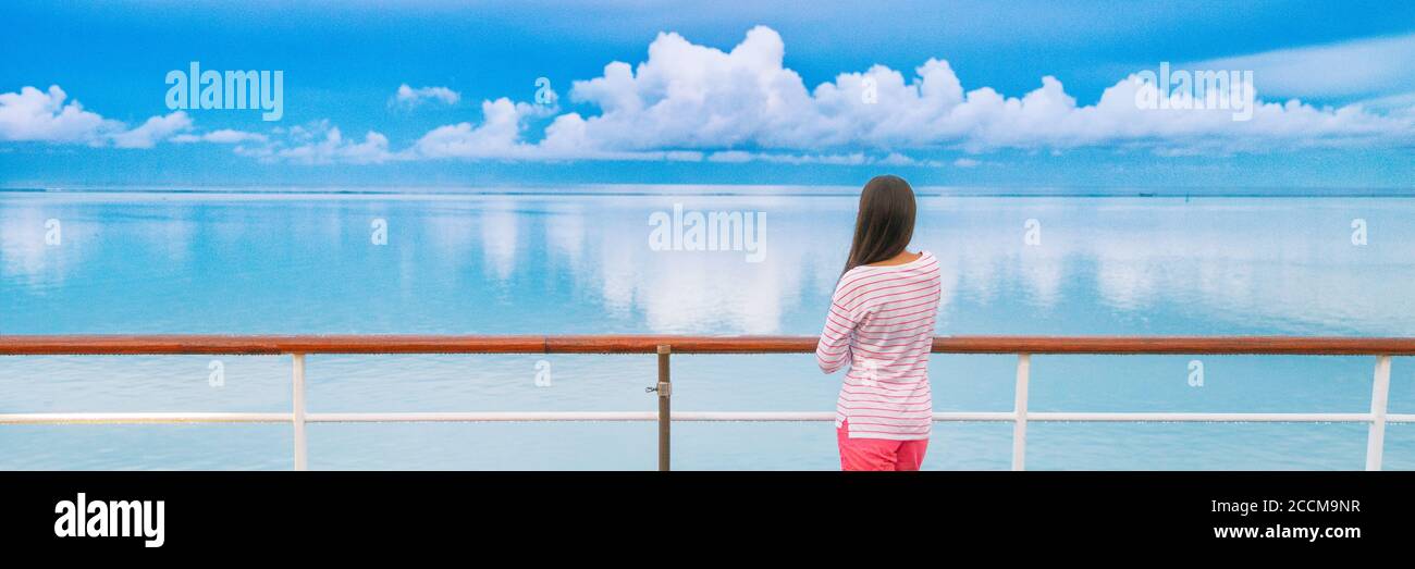 Nave da crociera viaggio donna turistica sul ponte della barca guardando un tranquillo cielo estivo notte dopo la pioggia. Tranquillo paesaggio di acqua oceanica. Vacanza turistica Foto Stock