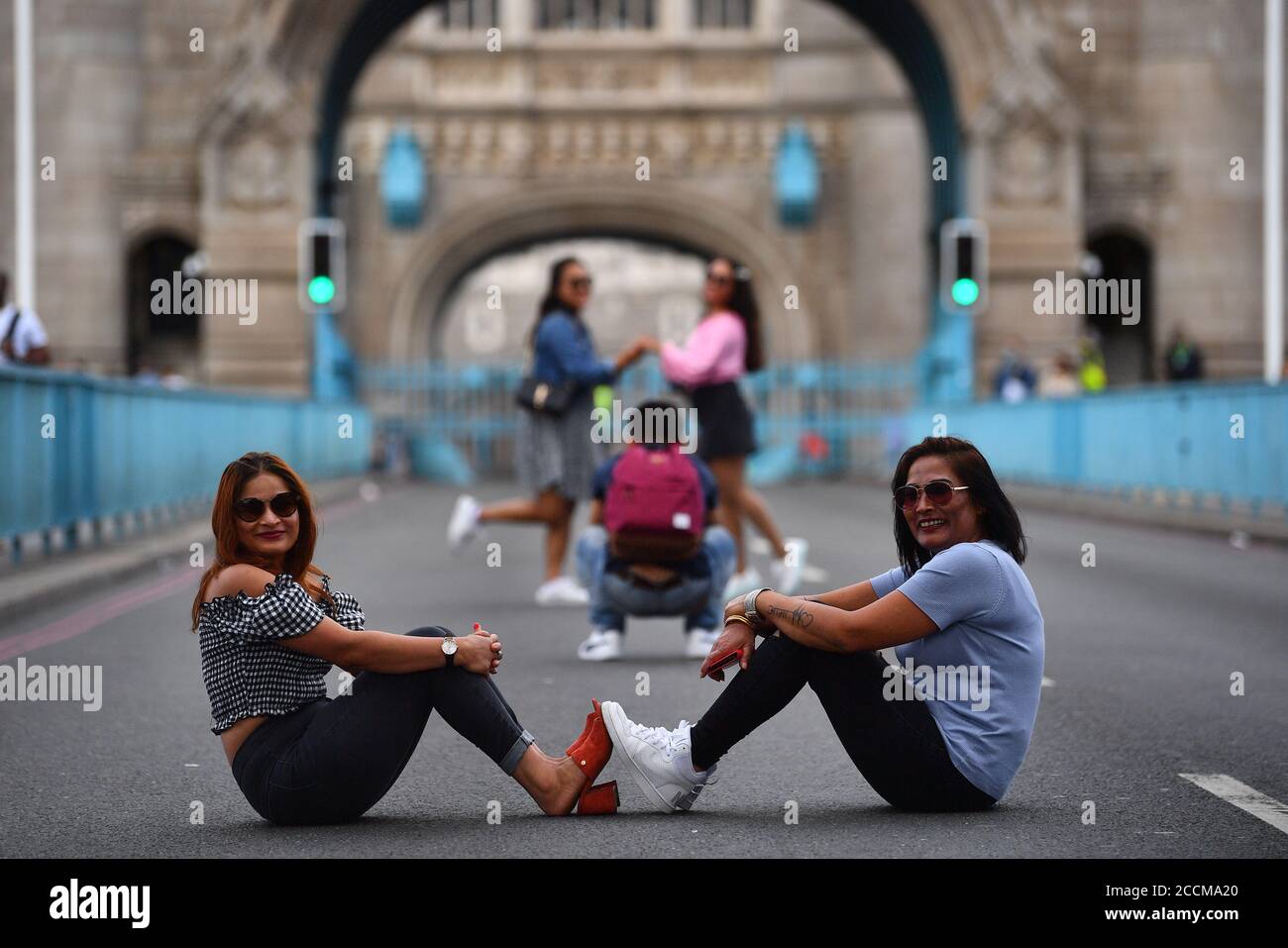 I turisti posano per delle foto sul Tower Bridge, Londra, poiché rimane chiuso ai veicoli dopo che è stato bloccato aperto per più di un'ora il sabato a causa di un 'guasto meccanico'. Foto Stock