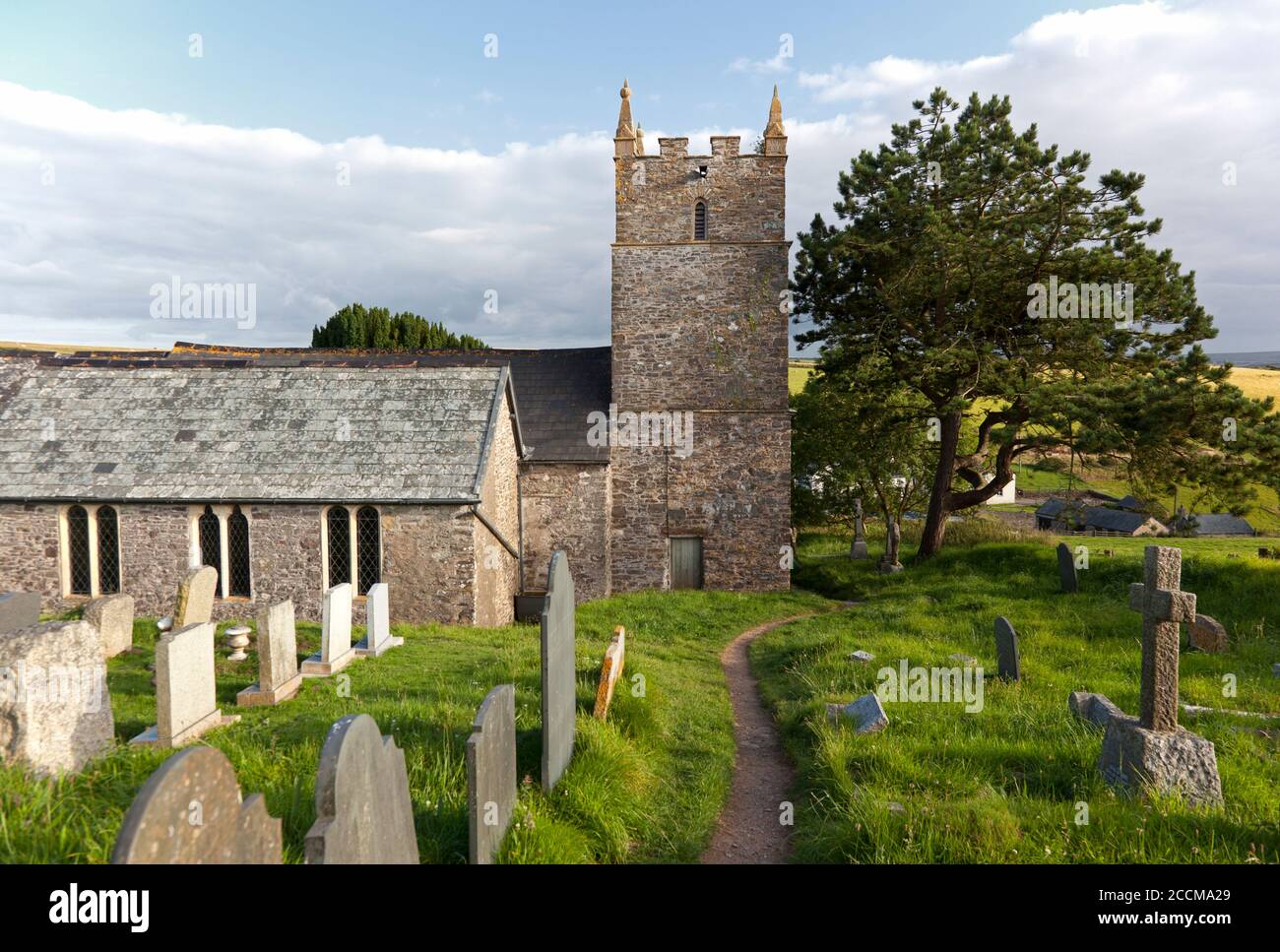 La chiesa di San Giovanni Evangelista costruita in pietra, Countisbury nel nord del Devon, con vista sulla campagna costiera Foto Stock
