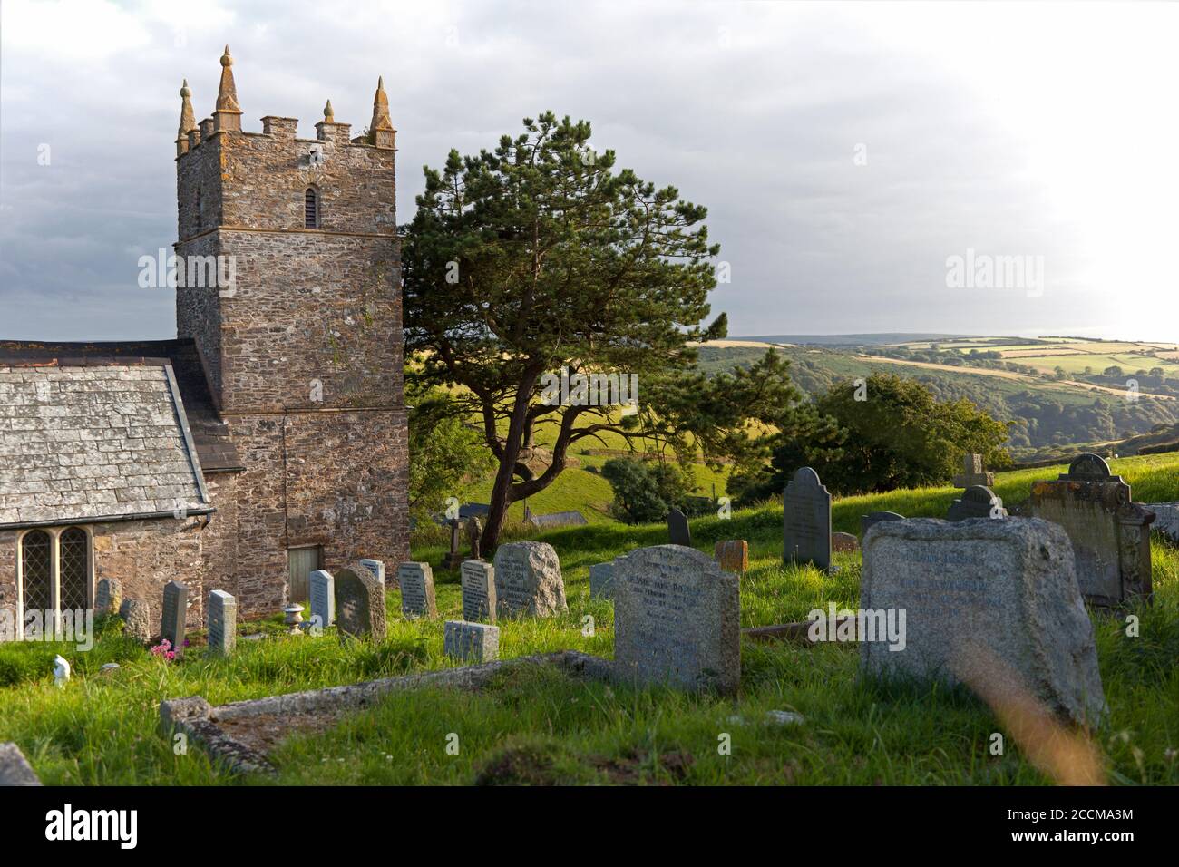 La chiesa di San Giovanni Evangelista costruita in pietra, Countisbury nel nord del Devon, con vista sulla campagna costiera Foto Stock