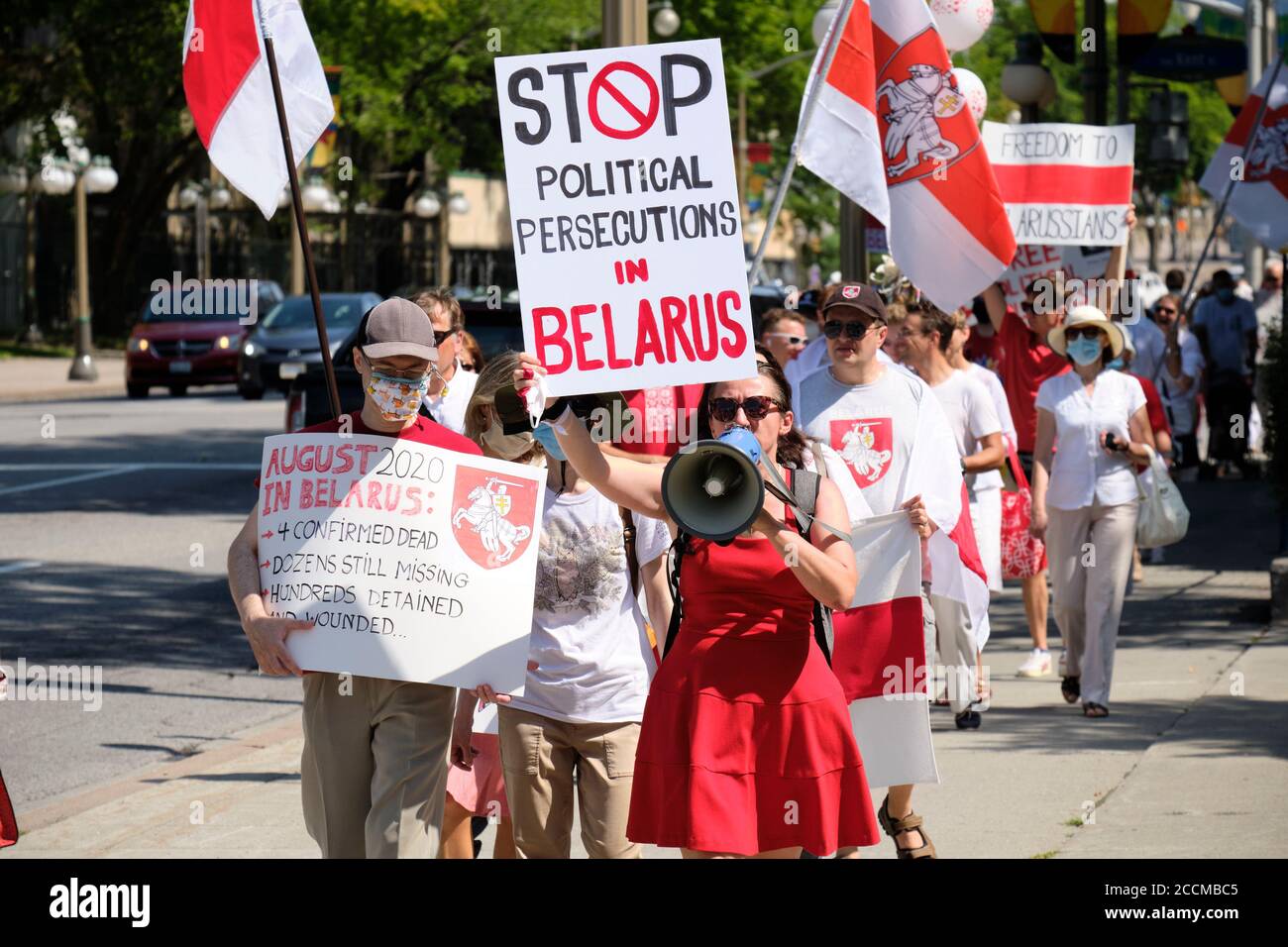 Ottawa, Canada. 23 agosto 2020. Una passeggiata di protesta per sostenere il popolo bielorusso ha portato una folla di circa cento partecipanti dal Parlamento canadese all'ambasciata bielorussa attraverso il centro della capitale canadese. Sotto canti della Bielorussia libera la folla chiede cambiamenti al regime dittatoriale di Alexander Lukashenko. La protesta accade mentre il Canada commemora il giorno del nastro nero in questo 23 agosto. Foto Stock