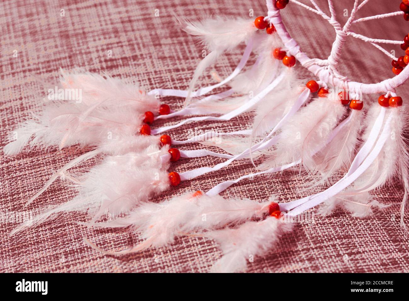 Primo piano di un catcher da sogno con piume morbide bianche e perle rosse Foto Stock