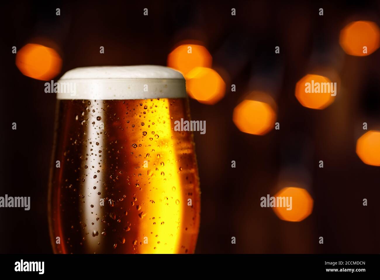 bicchiere di birra con schiuma e bolle Foto Stock